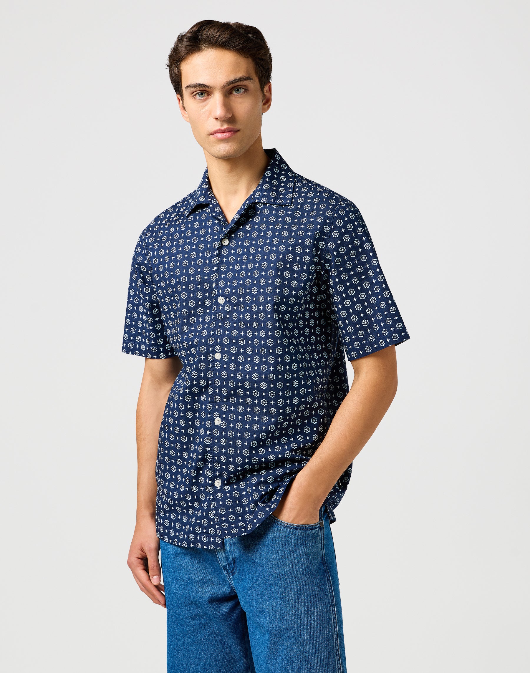 Ss Resort Shirt in Blue Geo Shirts Wrangler