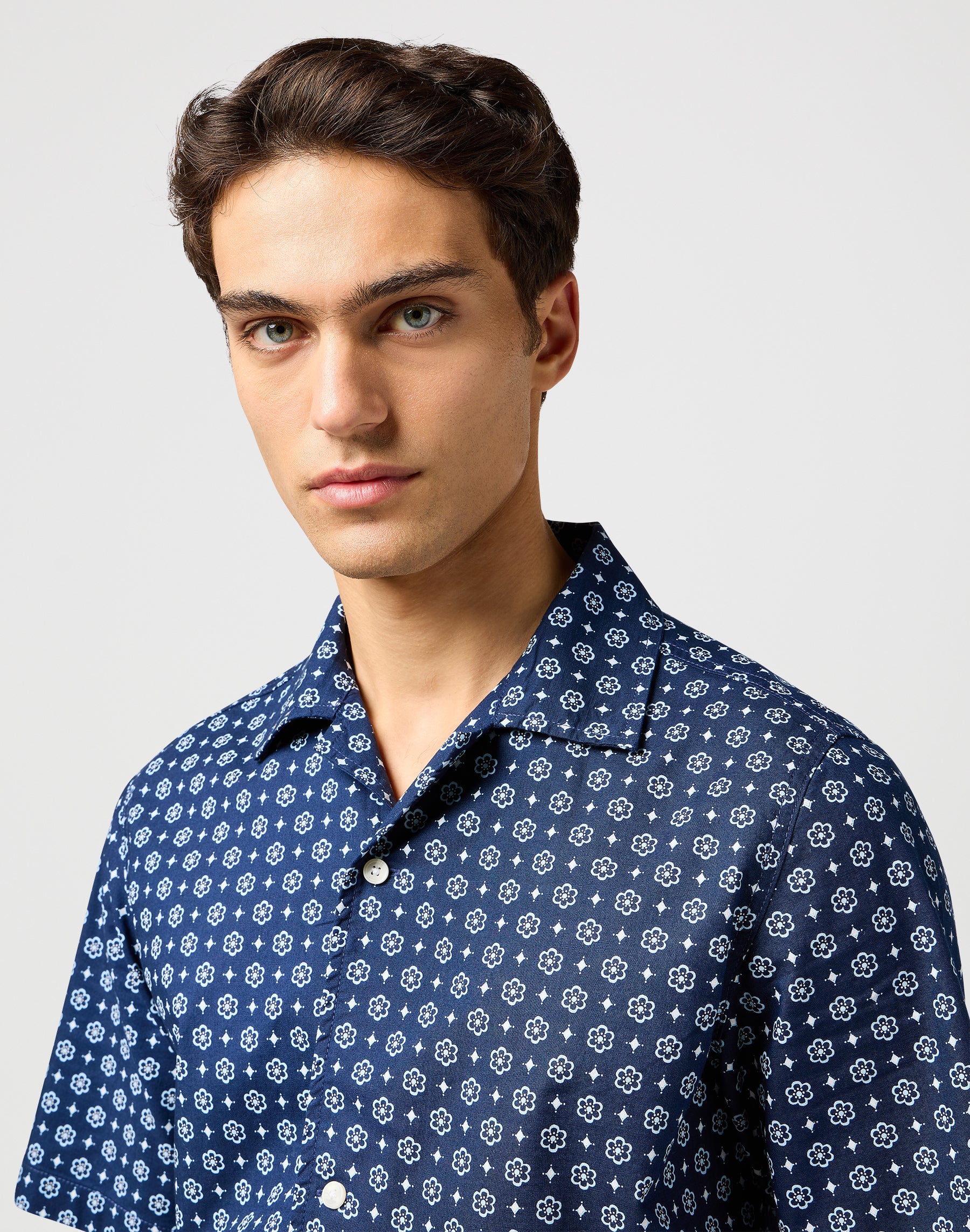 Ss Resort Shirt in Blue Geo Shirts Wrangler