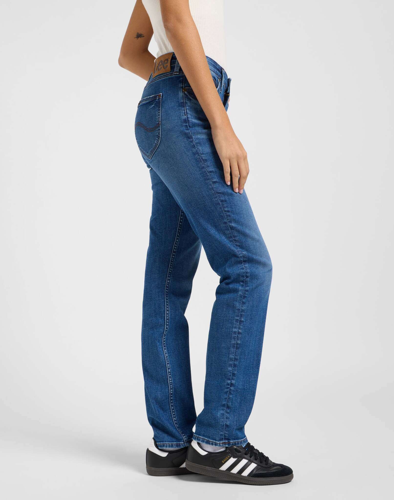 Marion Straight in Hyper Mid Jeans Lee