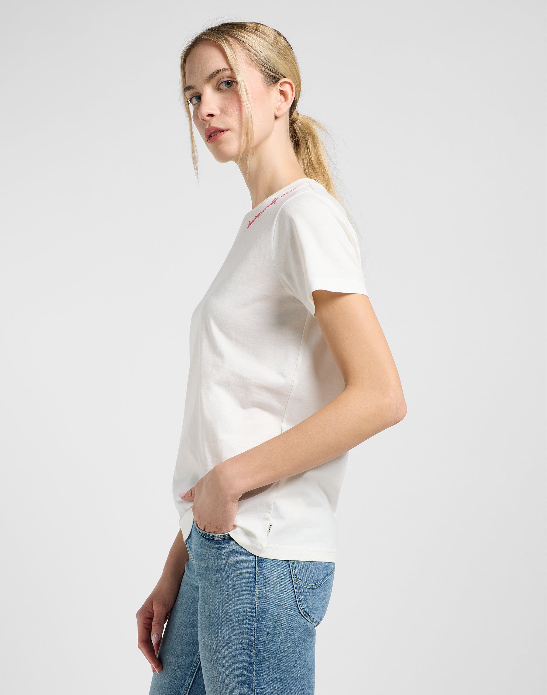 Little Embroidery Tee in ecru T-shirts Lee