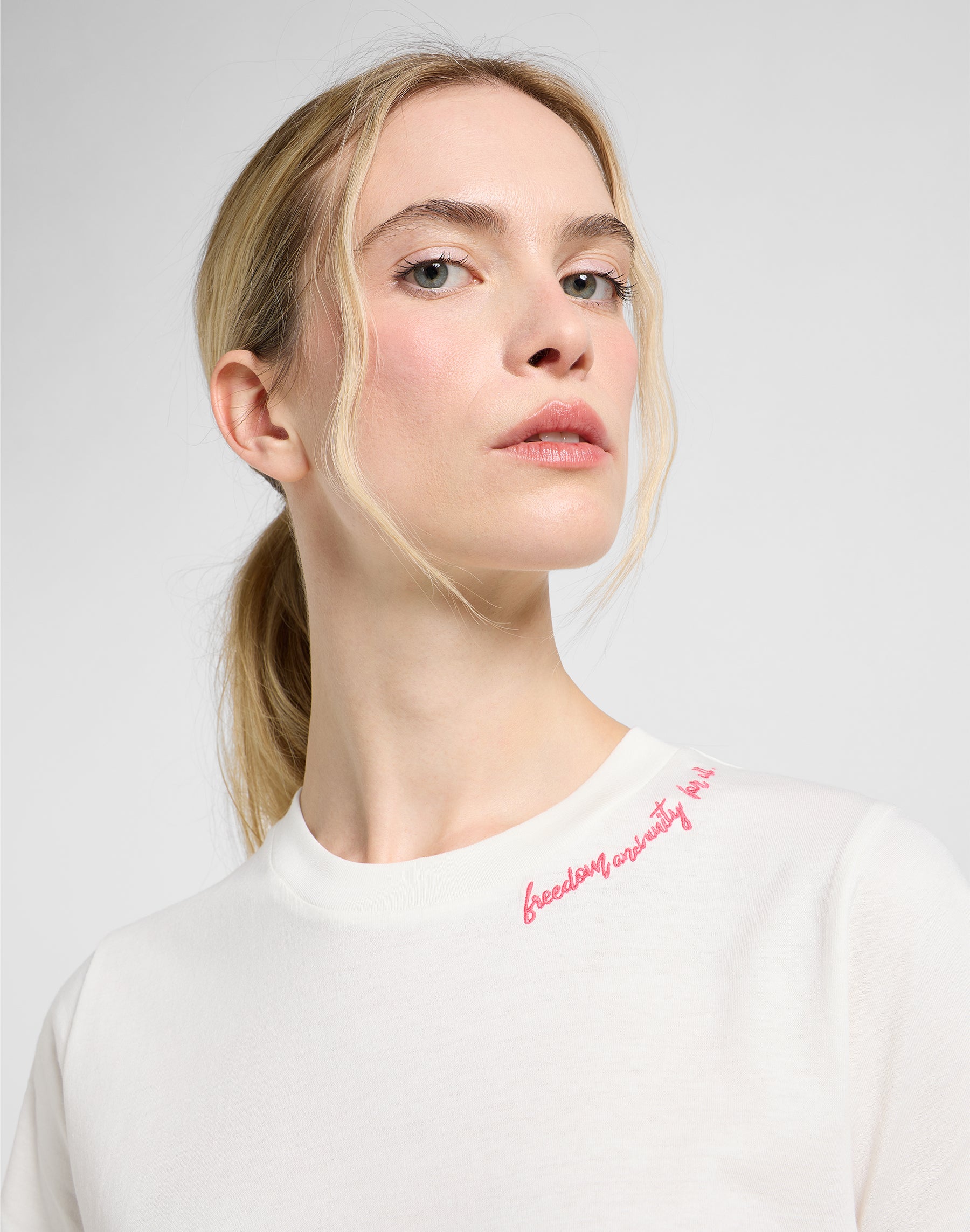 Little Embroidery Tee in ecru T-shirts Lee