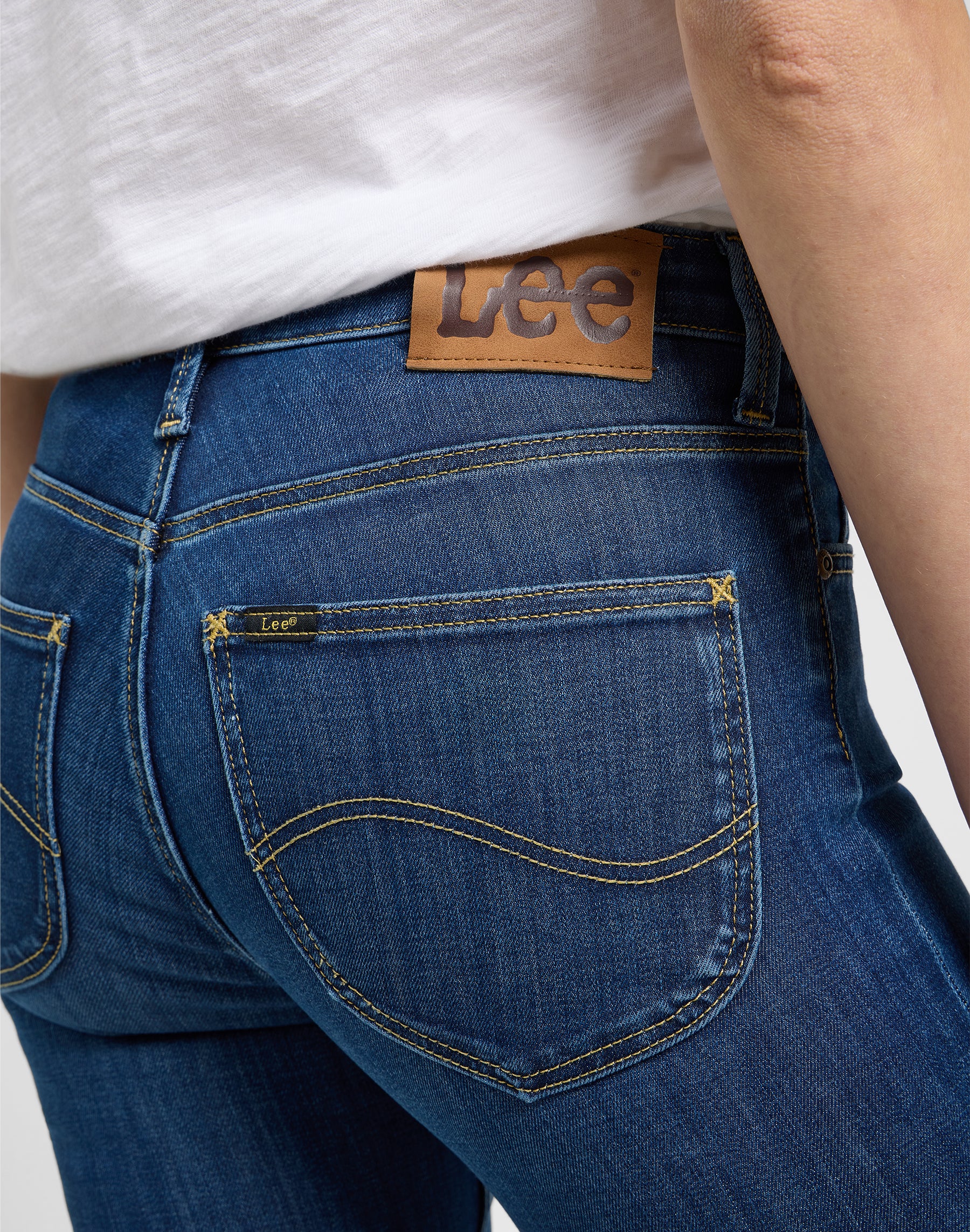 Elly in Ivy Wash Jeans Lee