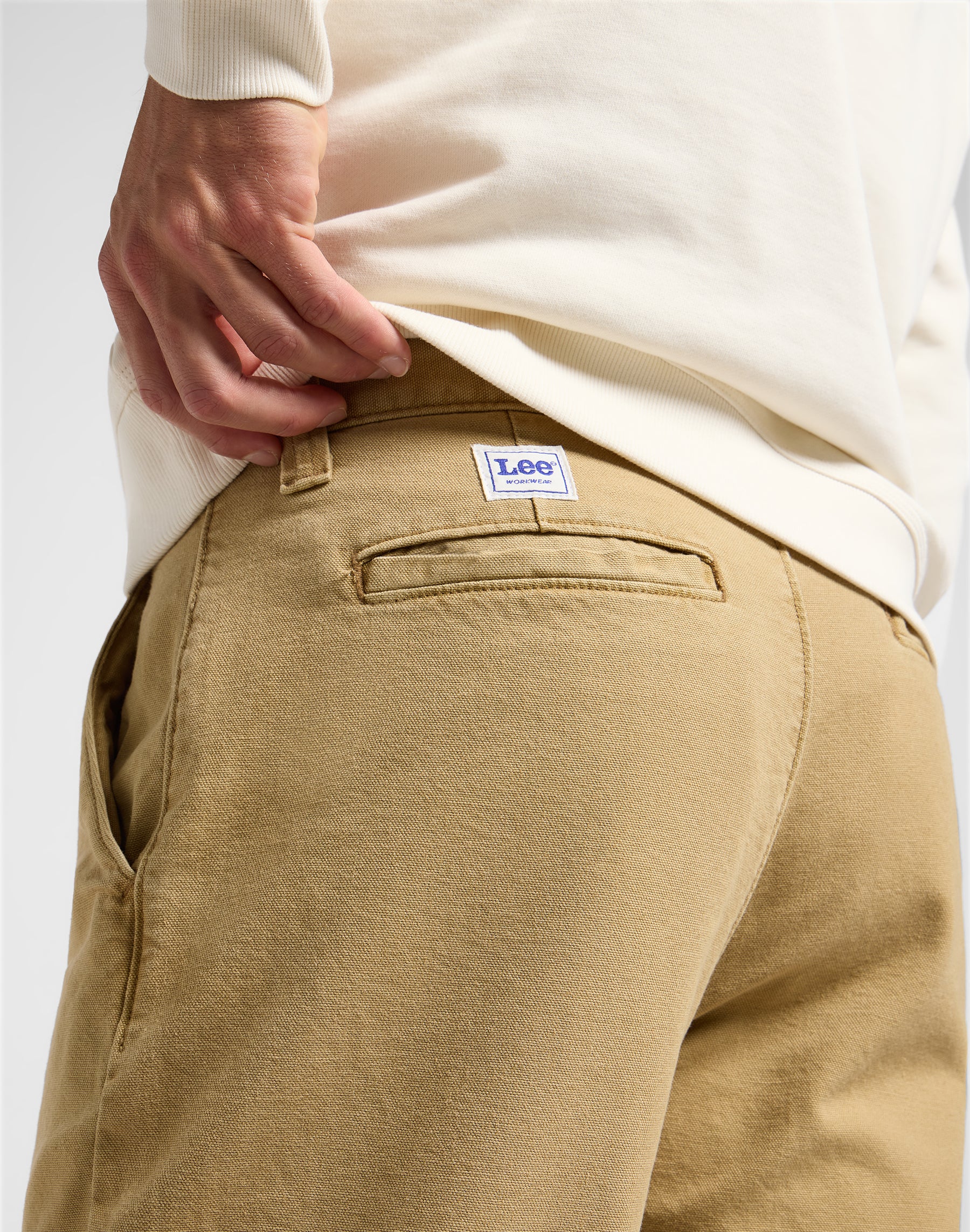 Relaxed Workwear Chino in Oscar Khaki Pants Lee