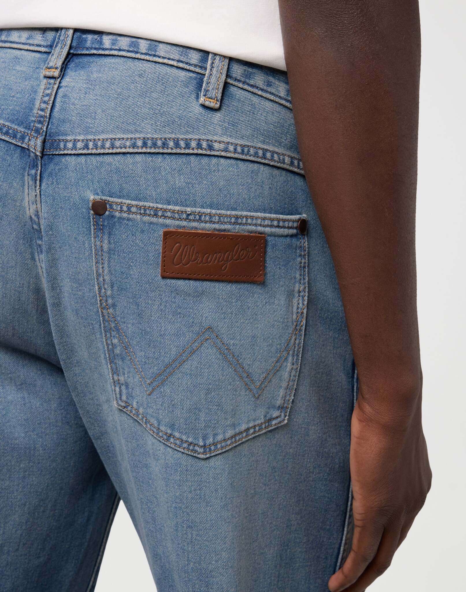 Loose Straight in Authentic Medium Jeans Wrangler