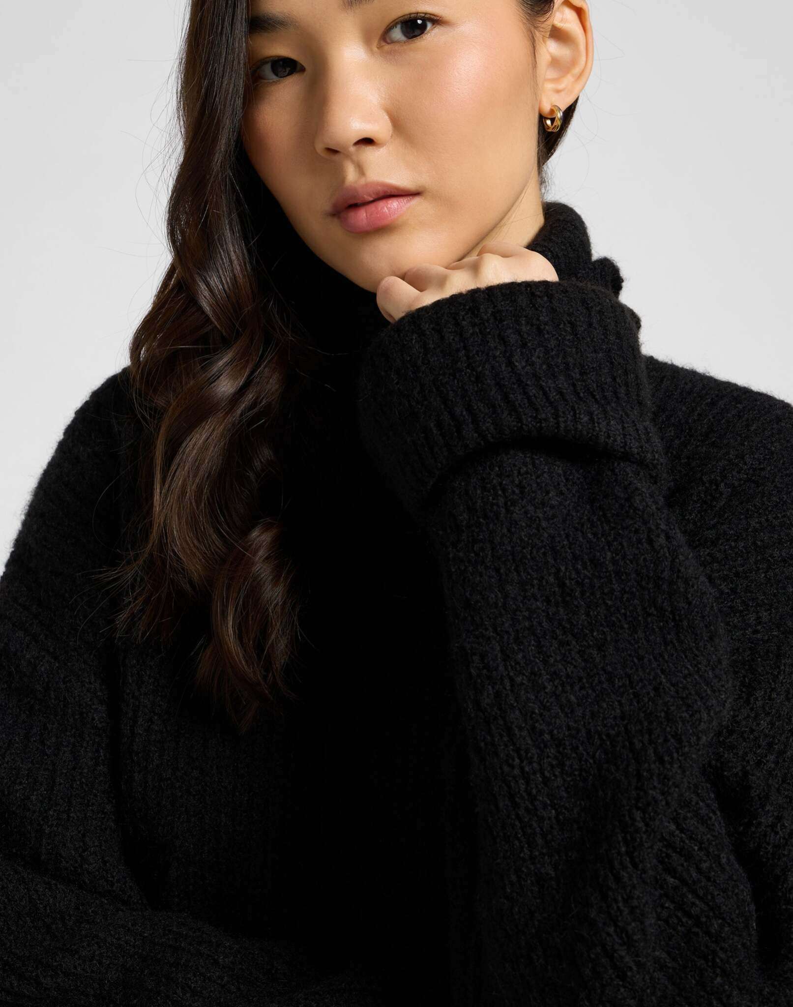 Wide Cuff Turtle Neck in Unionall Black Sweater Lee