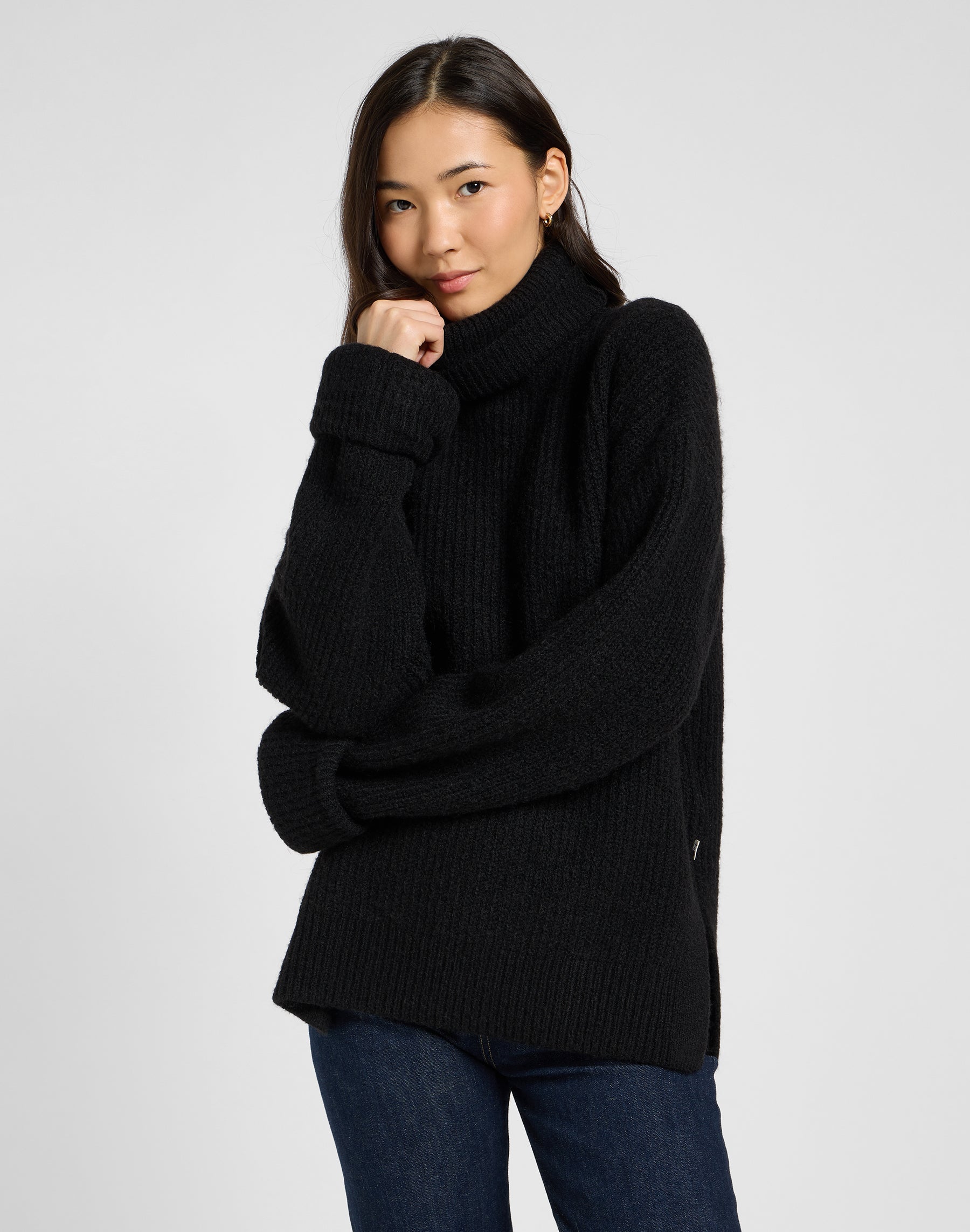 Wide Cuff Turtle Neck in Unionall Black Sweater Lee