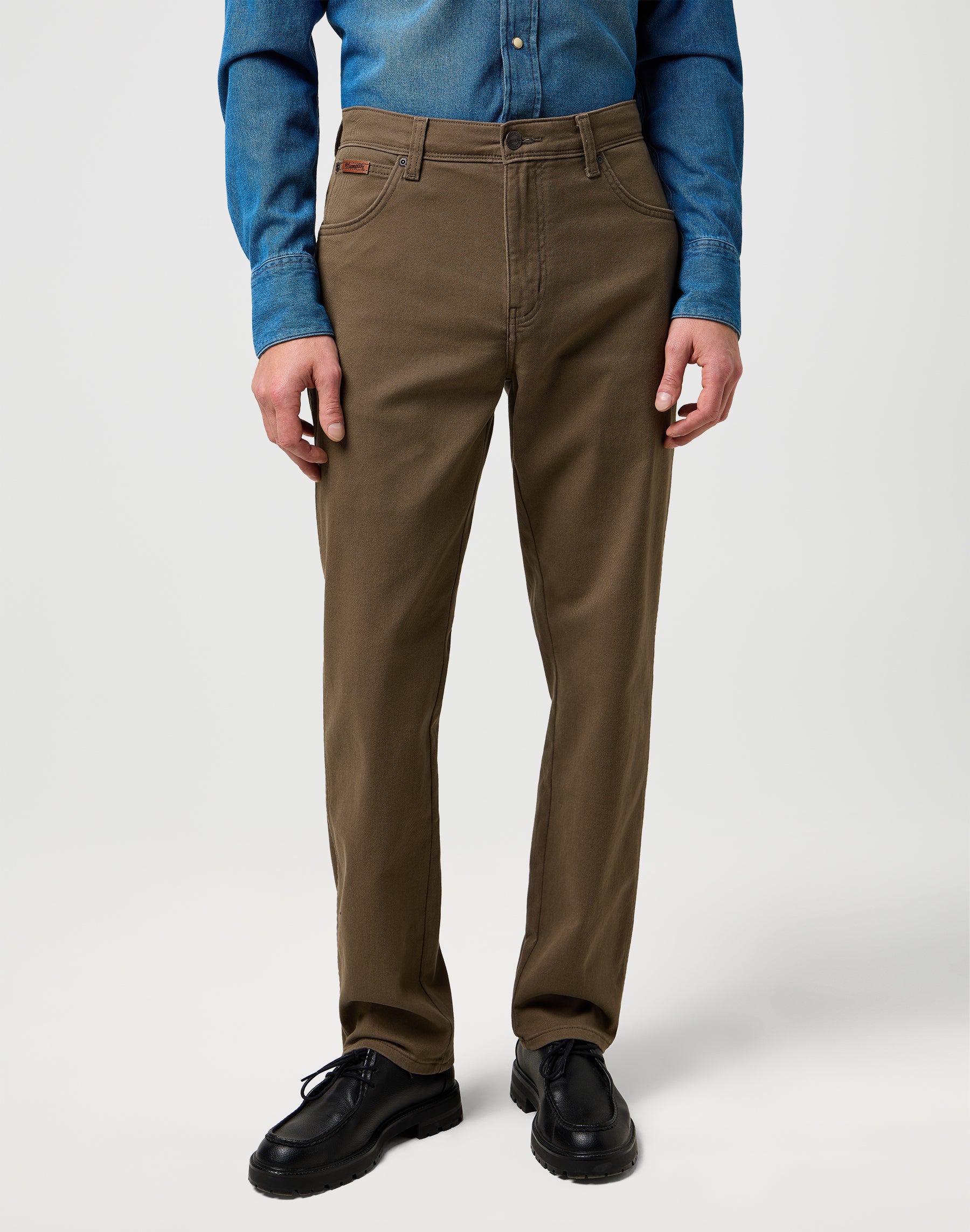 Texas in Tarmac pants Wrangler