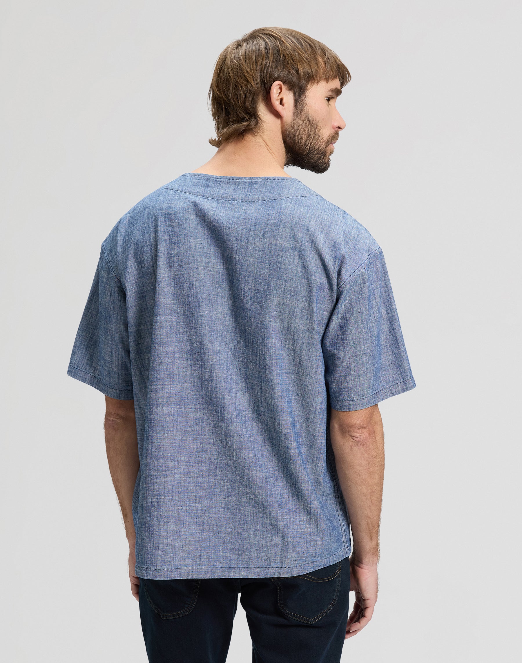 Baseball tee with pocket in light wash chambray