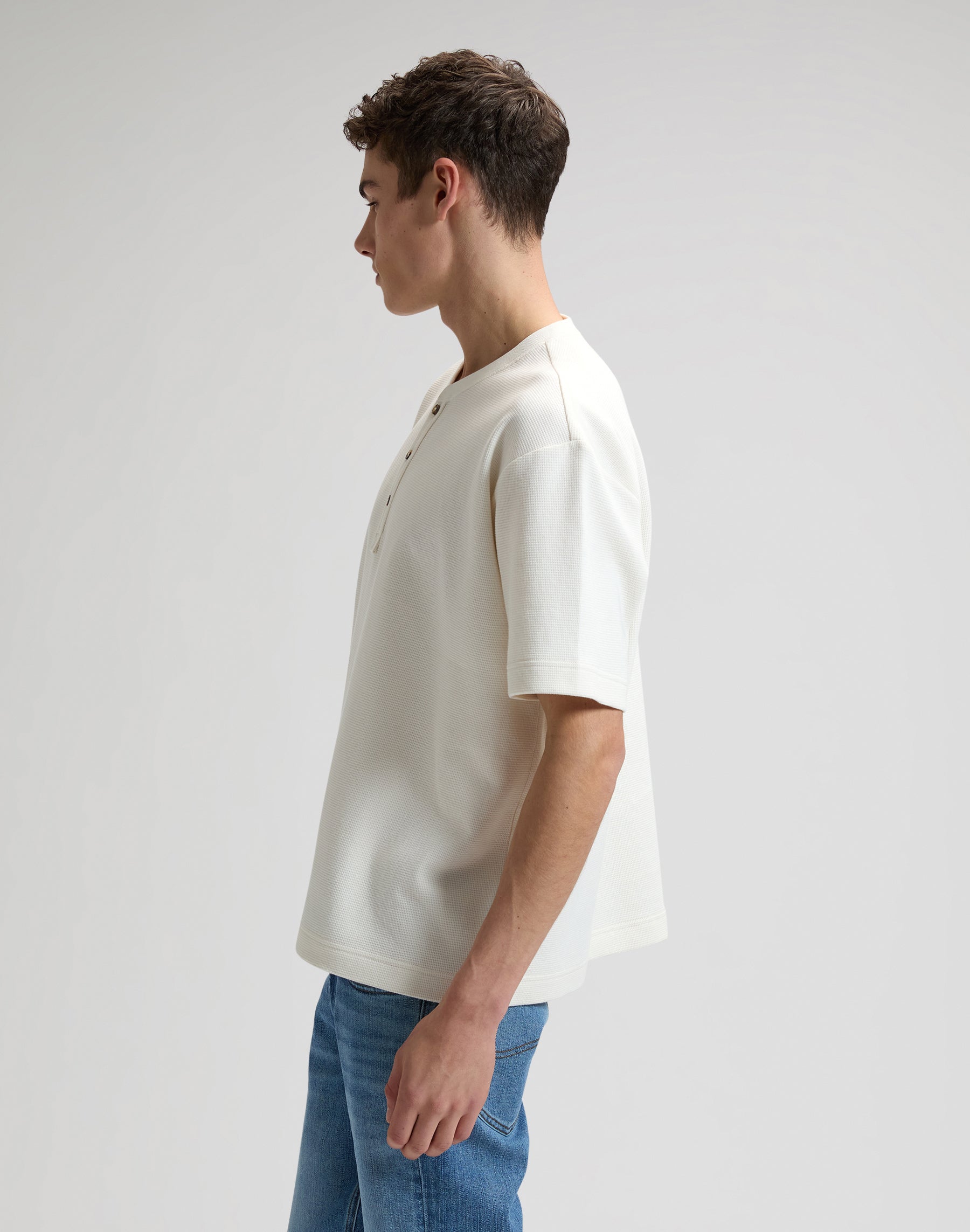 Henley in Natural T-Shirts Lee