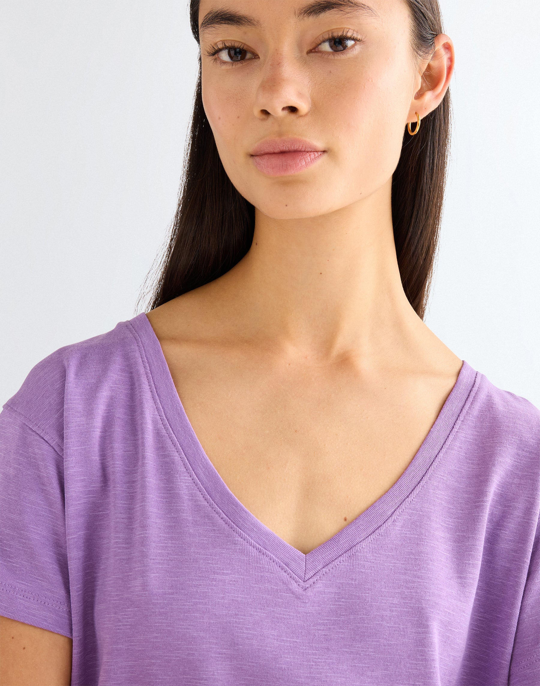 Easy V Neck in Bellflower T-Shirts Wrangler