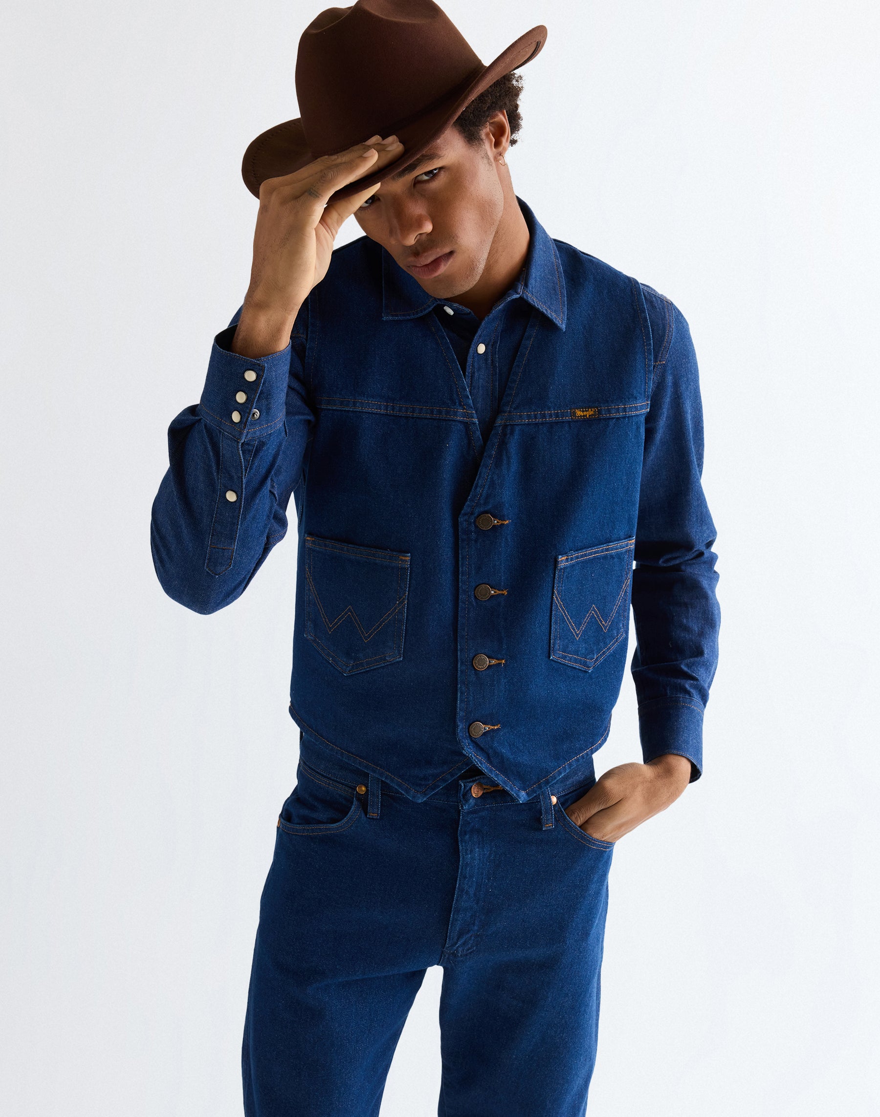 Cowboy Cut Vest in Prewashed Indigo Jackets Wrangler