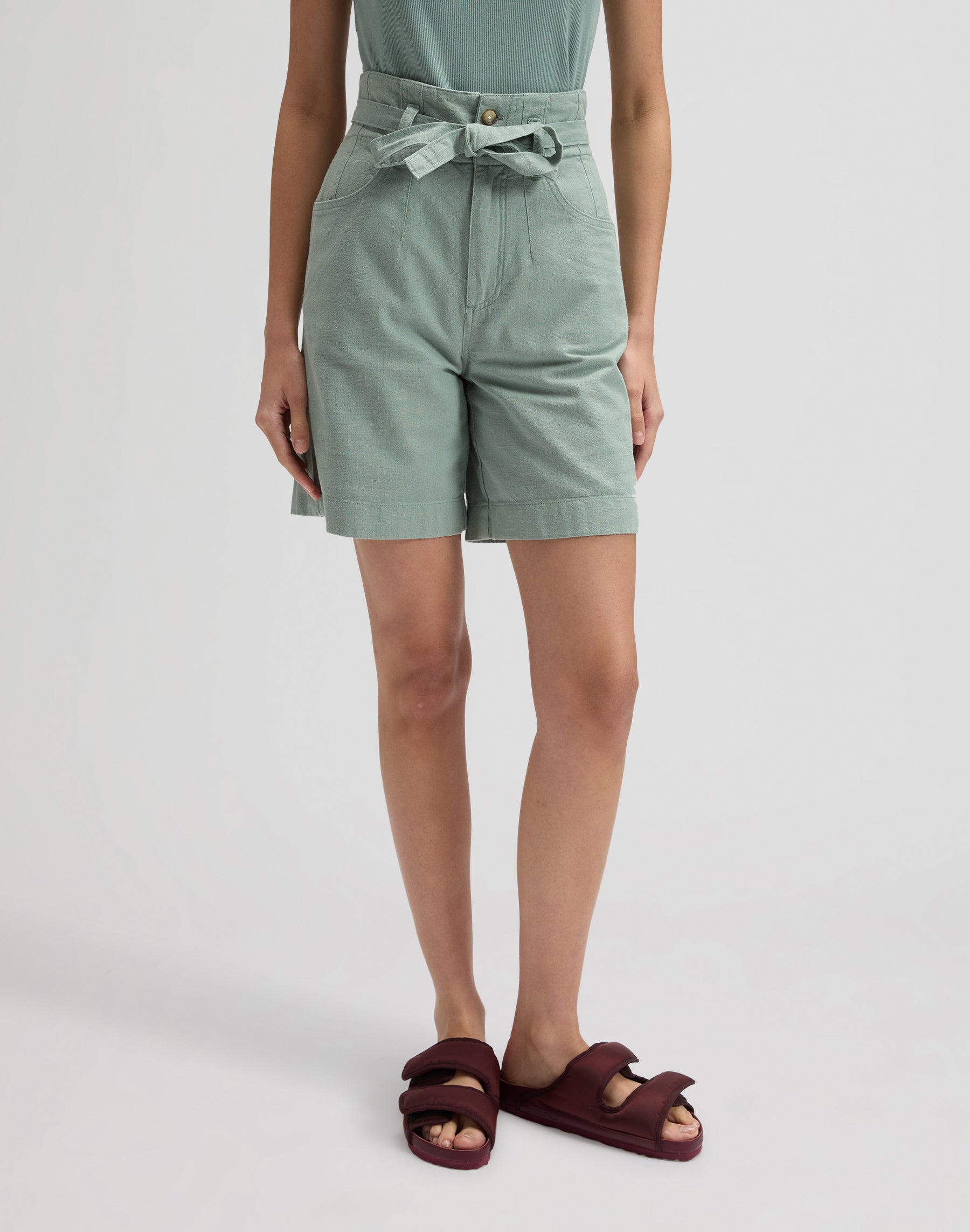 Pleated Bermuda shorts in Desert Sage Lee