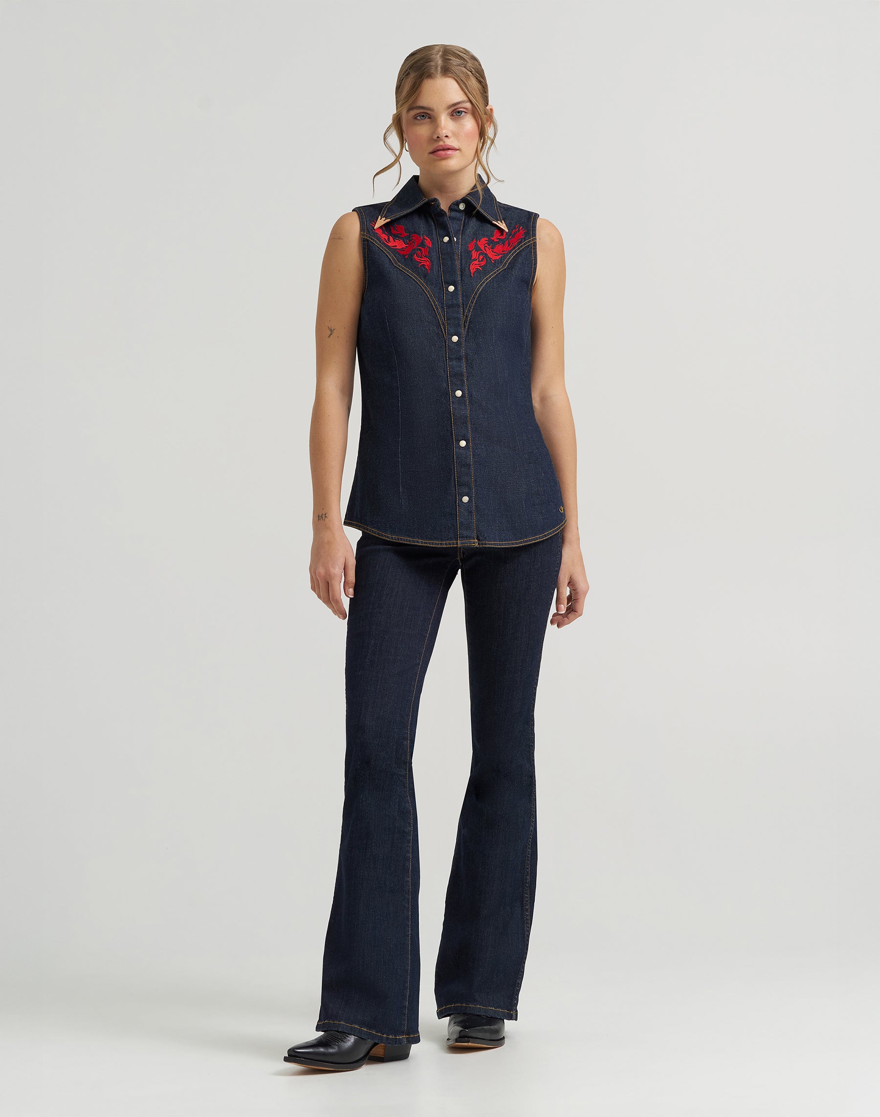 Sleeveless Shirt in Rinse Shirts Wrangler