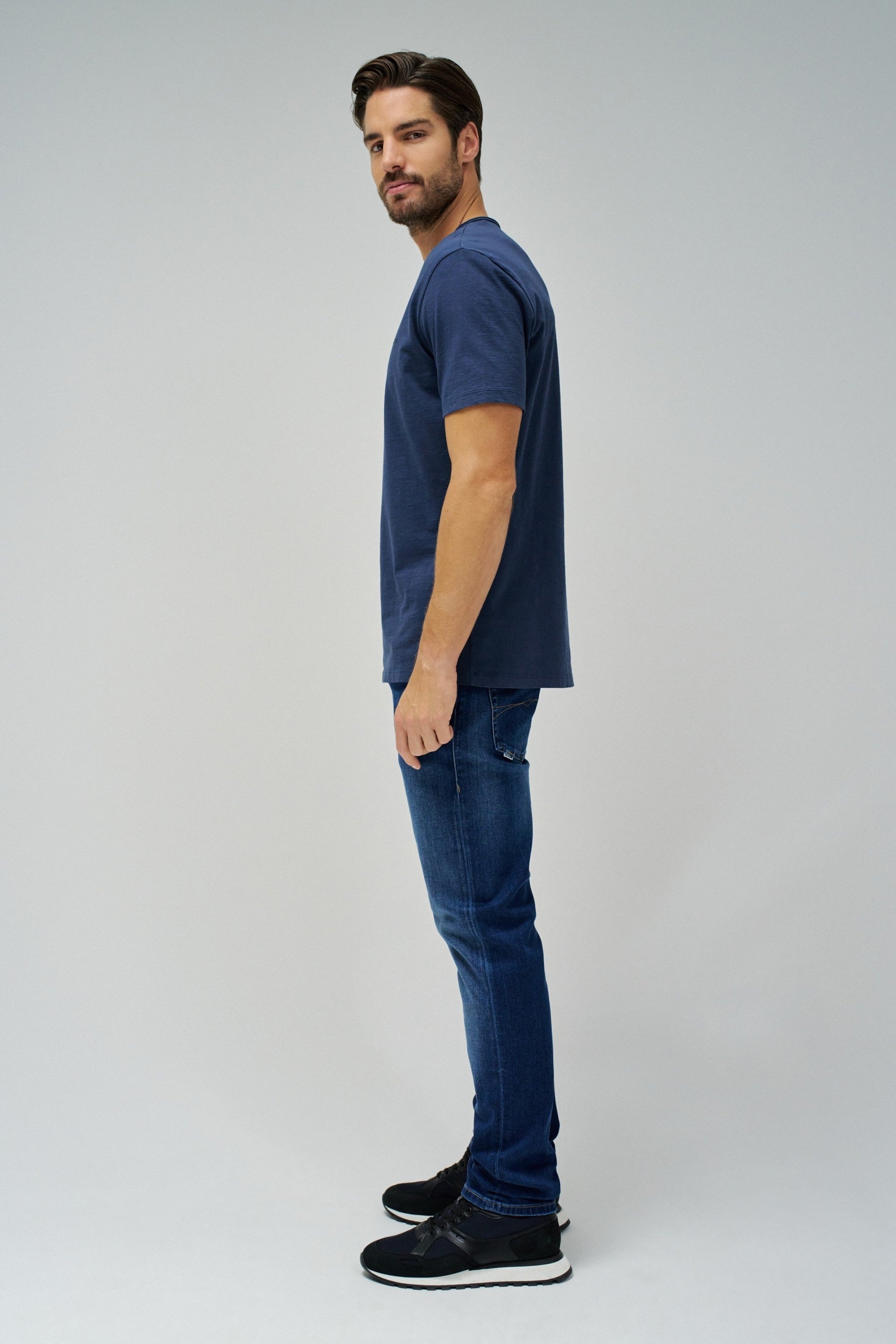 V-neck basic T-shirt in dark blue
