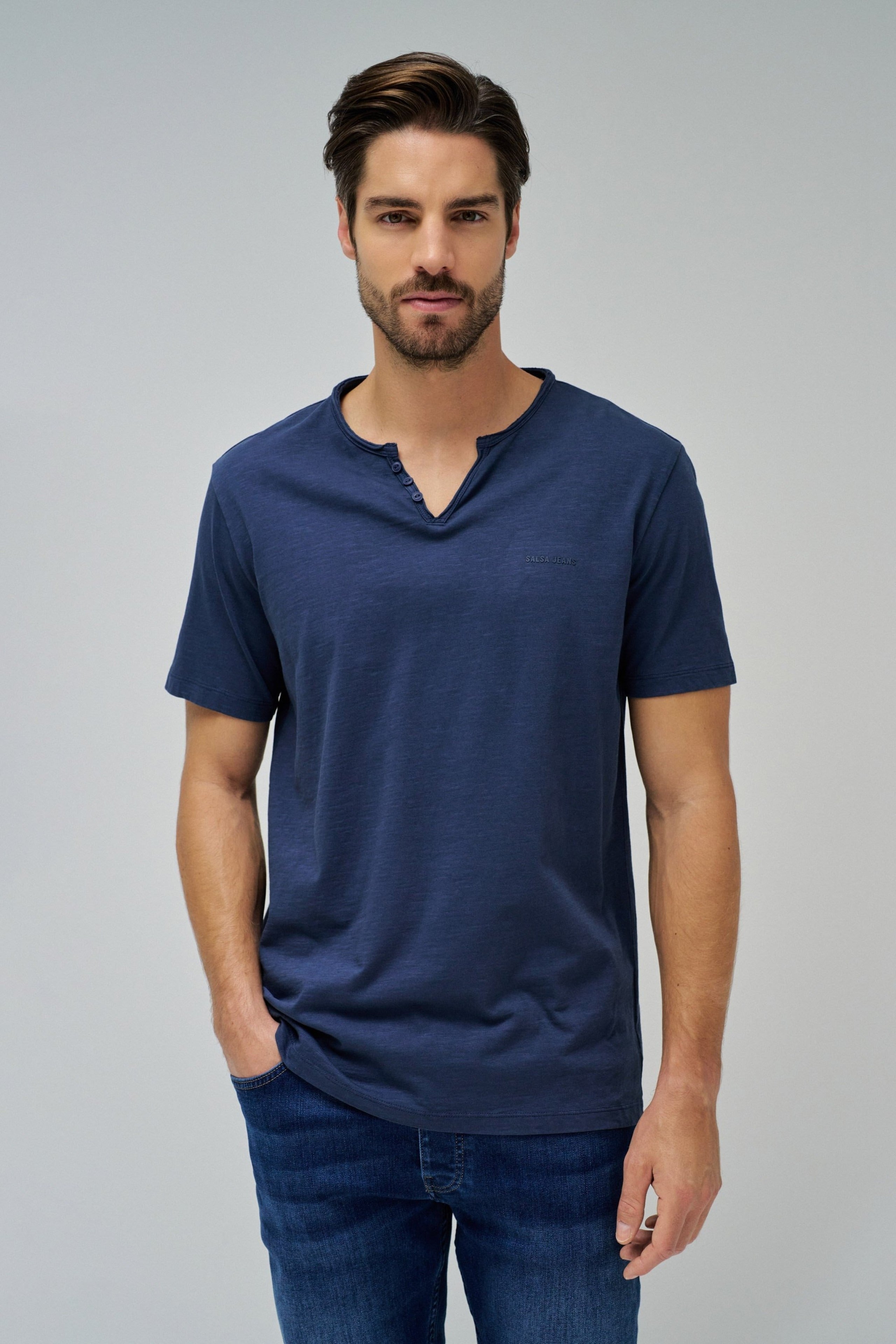 V-neck basic T-shirt in dark blue