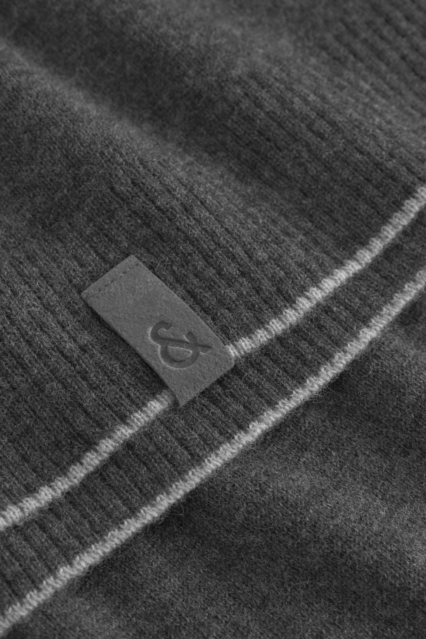 Roundneck Merino Blend in Anthracite Pullover Colours and Sons