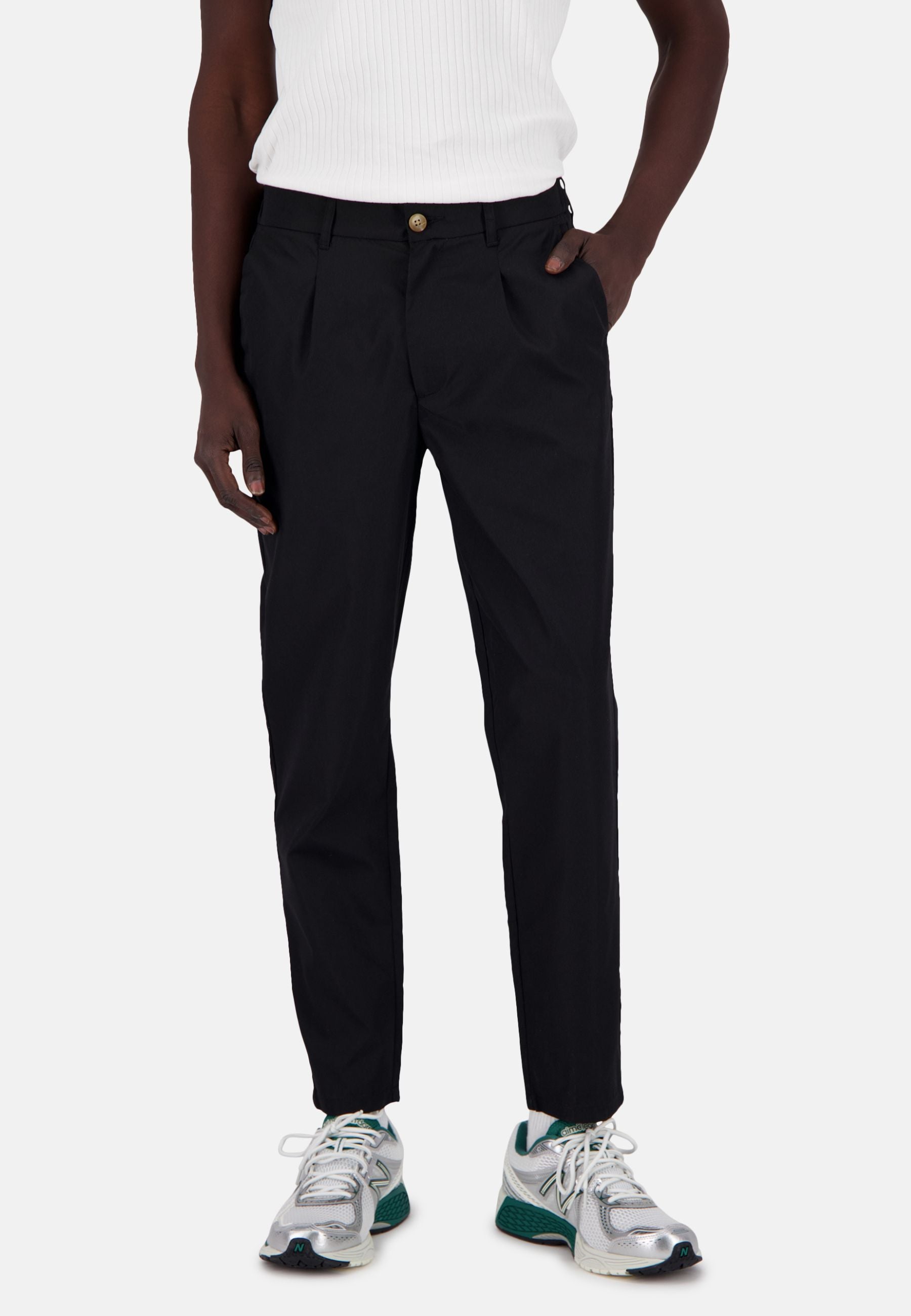 Pants-Cropped in Black