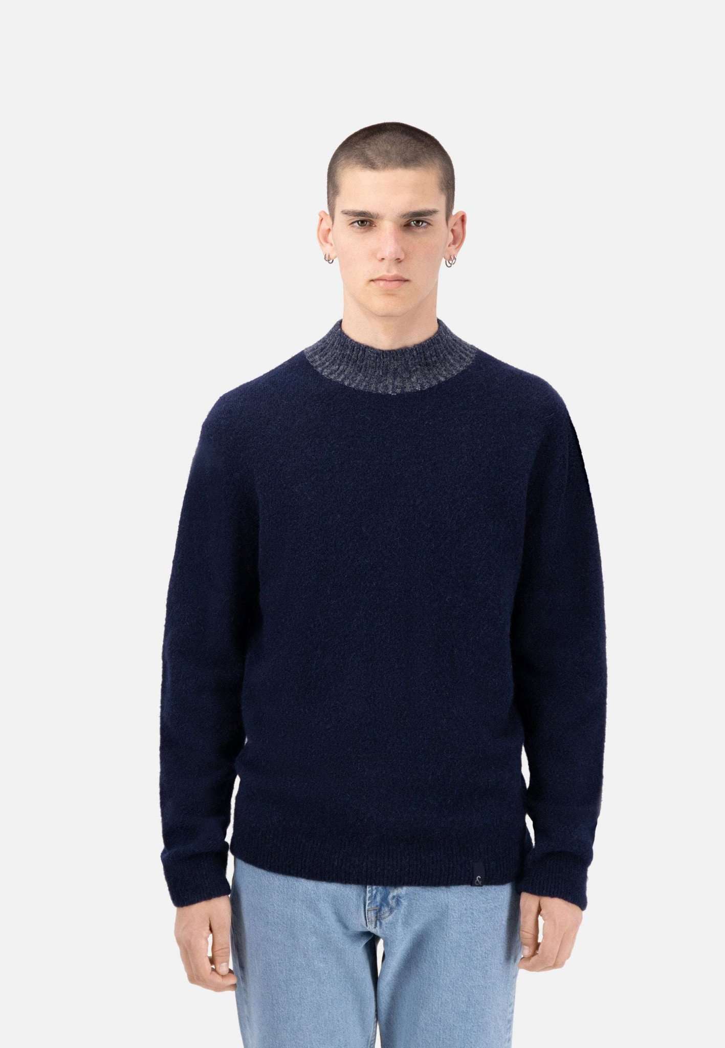 Roundneck hair in navy sweater Colours and Sons   