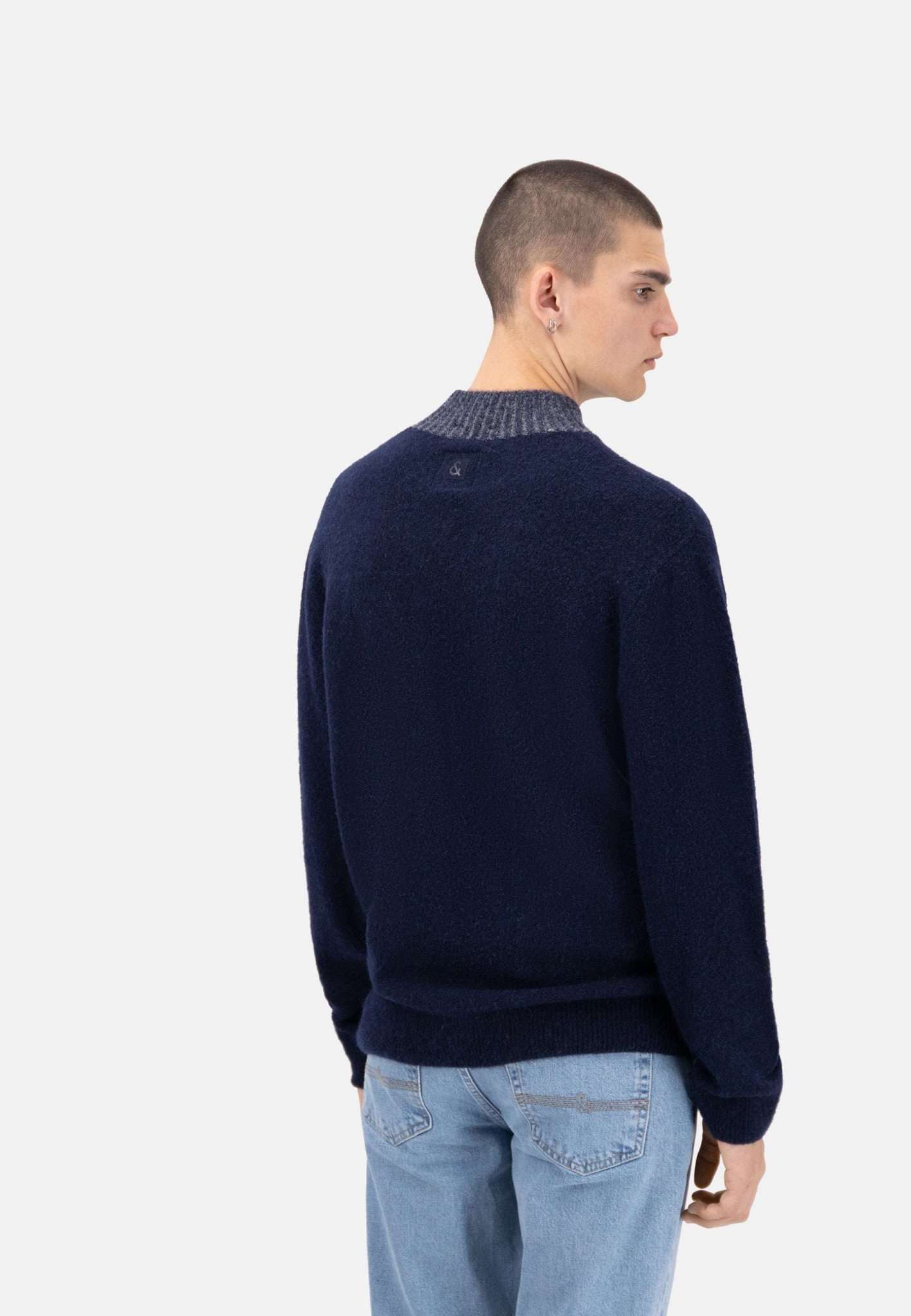 Roundneck hair in navy sweater Colours and Sons   