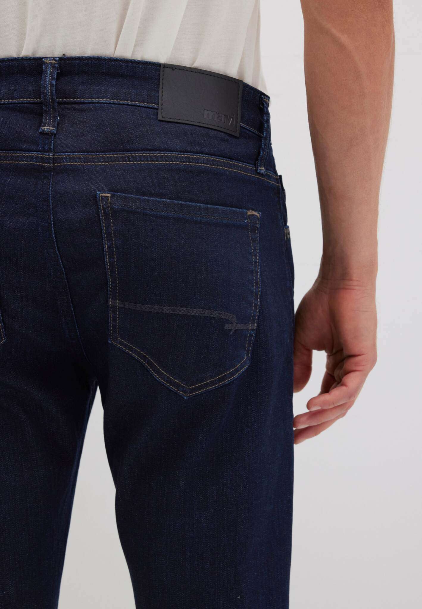 Marcus in Rinse Comfort Jeans Mavi