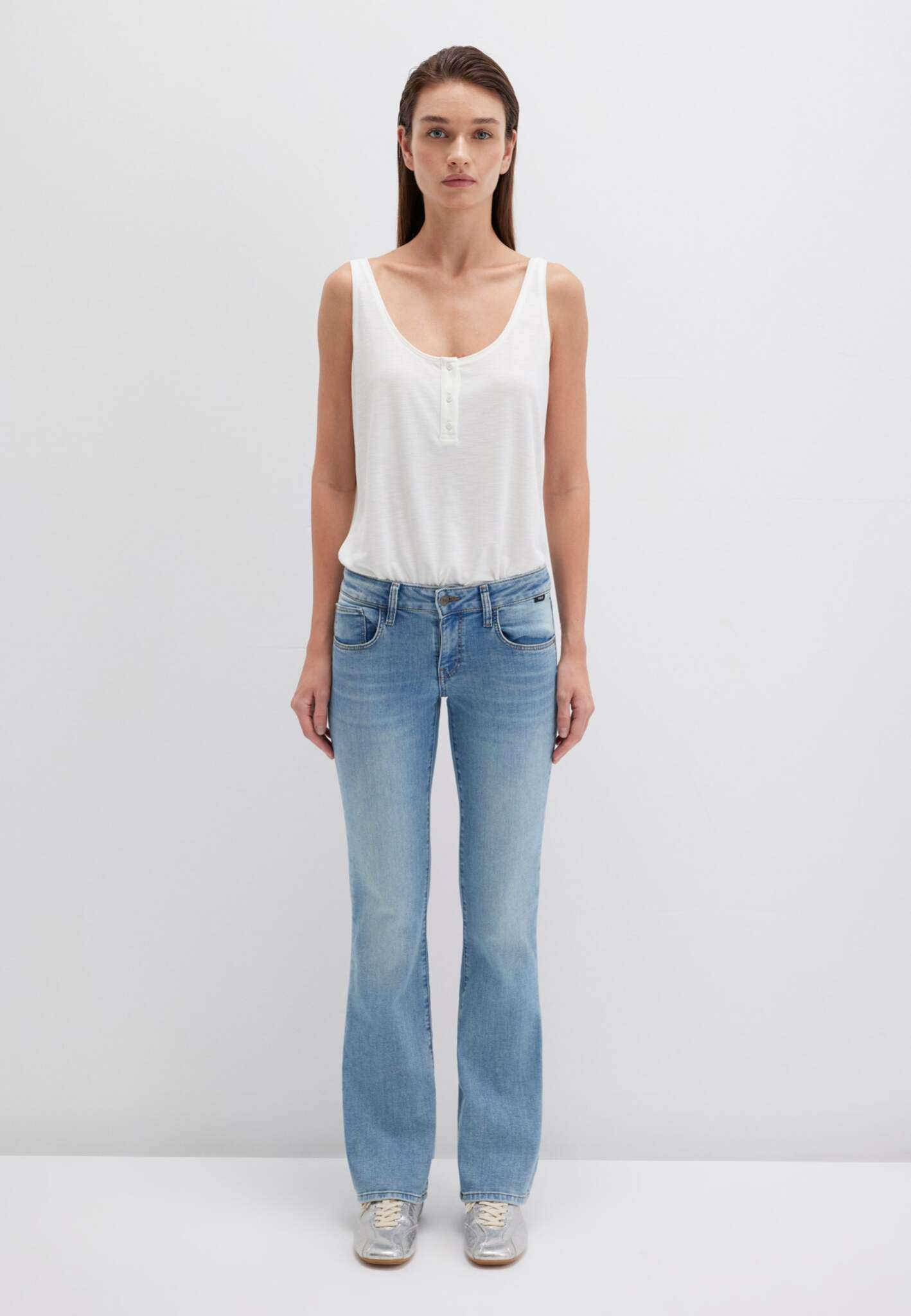 Bella Mid-Rise in Lt Brushed Str Jeans Mavi