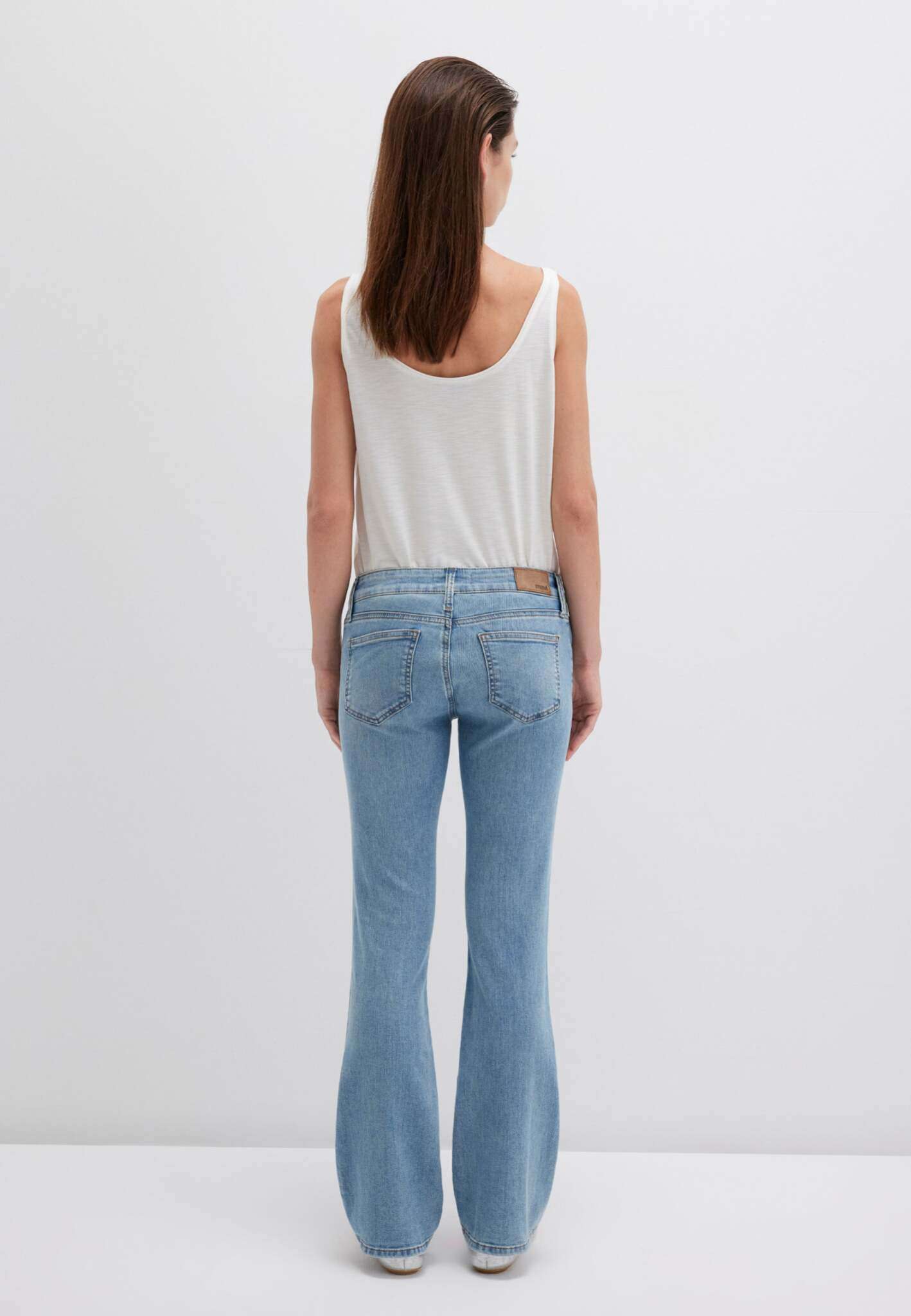 Bella Mid-Rise in Lt Brushed Str Jeans Mavi