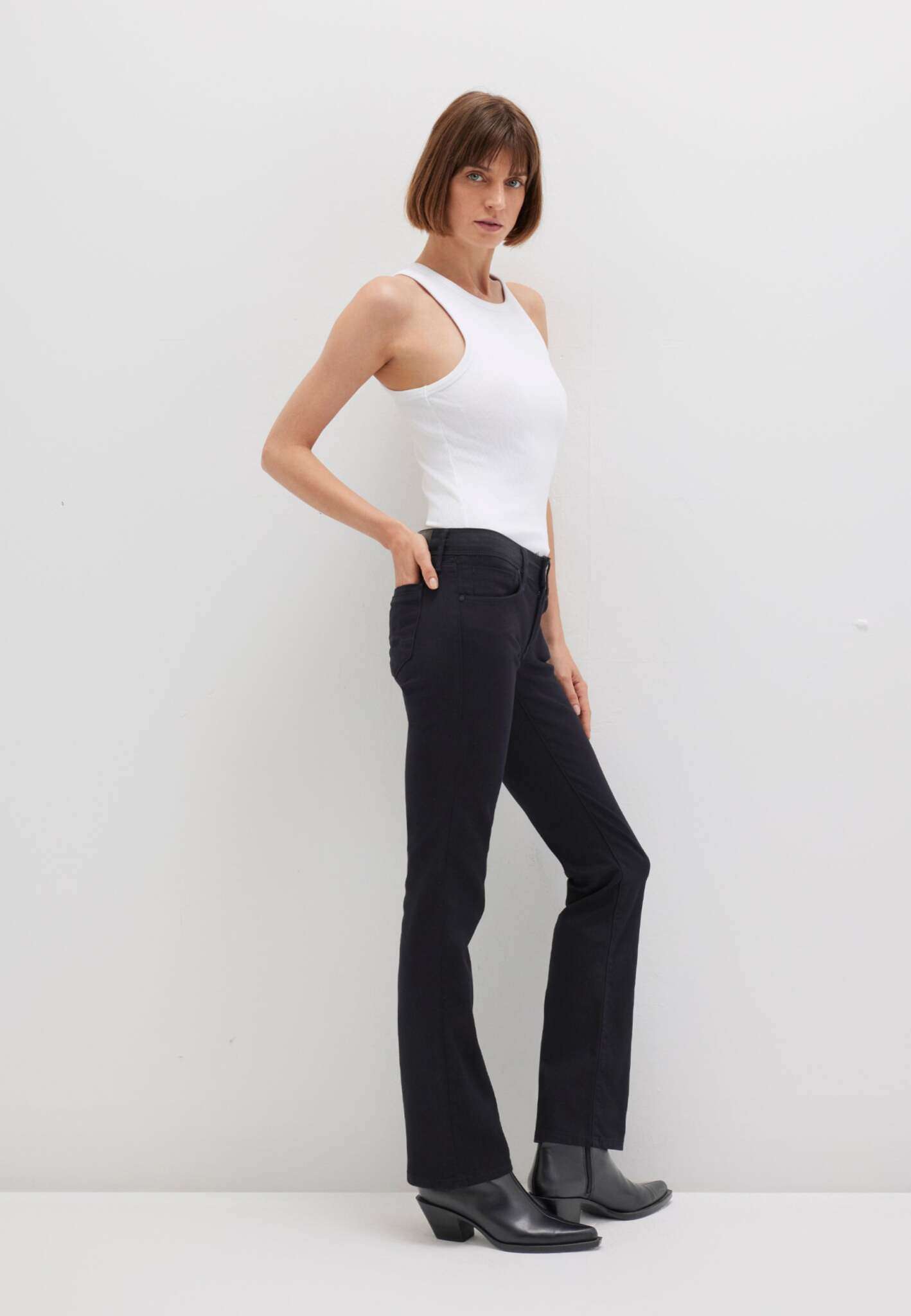 Bella Mid-Rise in Double Black Str Jeans Mavi