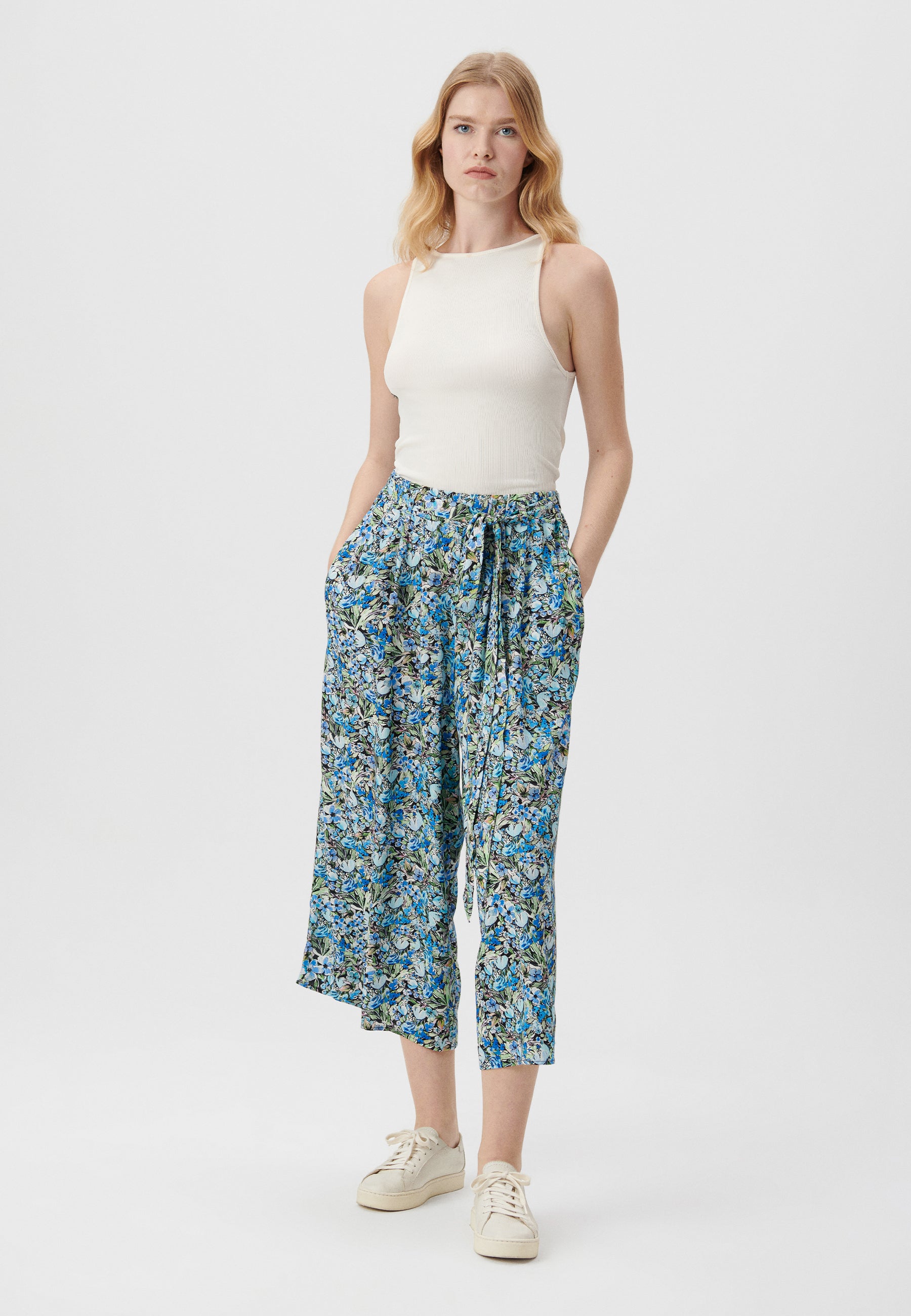 Woven Pants in Blue Garden Print Pants Mavi   