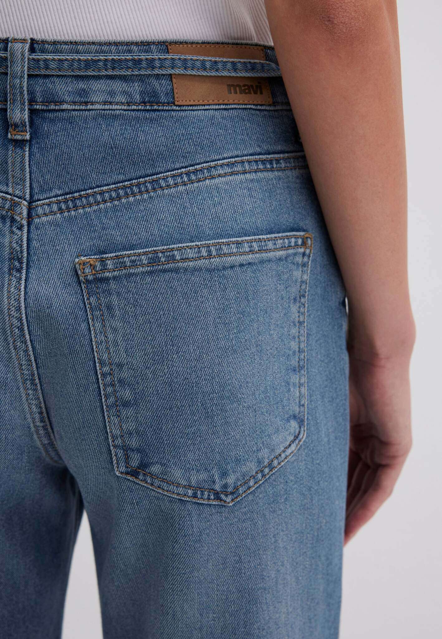 Malibu With Belt in Mid Used 90S Jeans Mavi