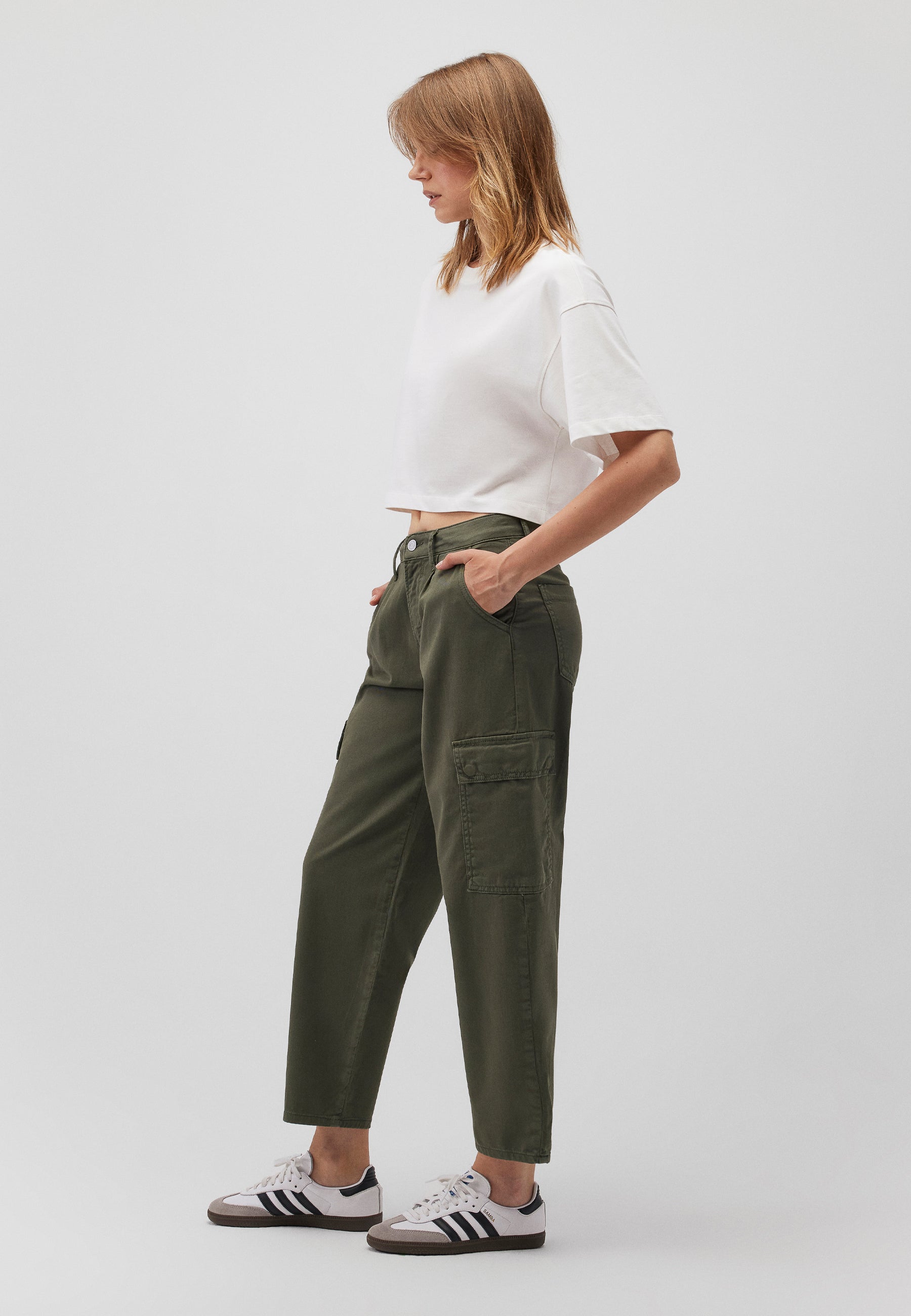 Jacy in beetle twill pants Mavi   