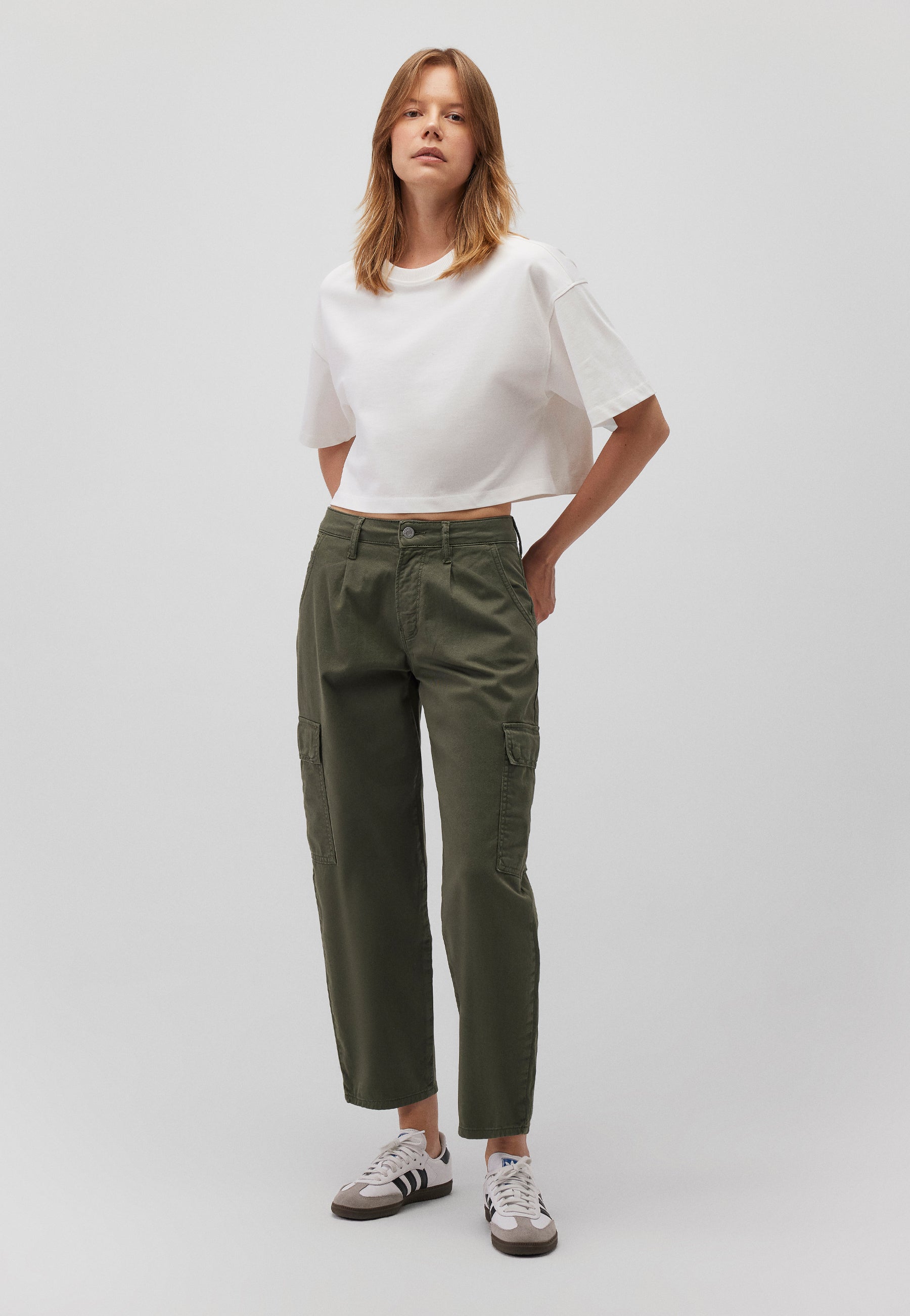 Jacy in beetle twill pants Mavi   