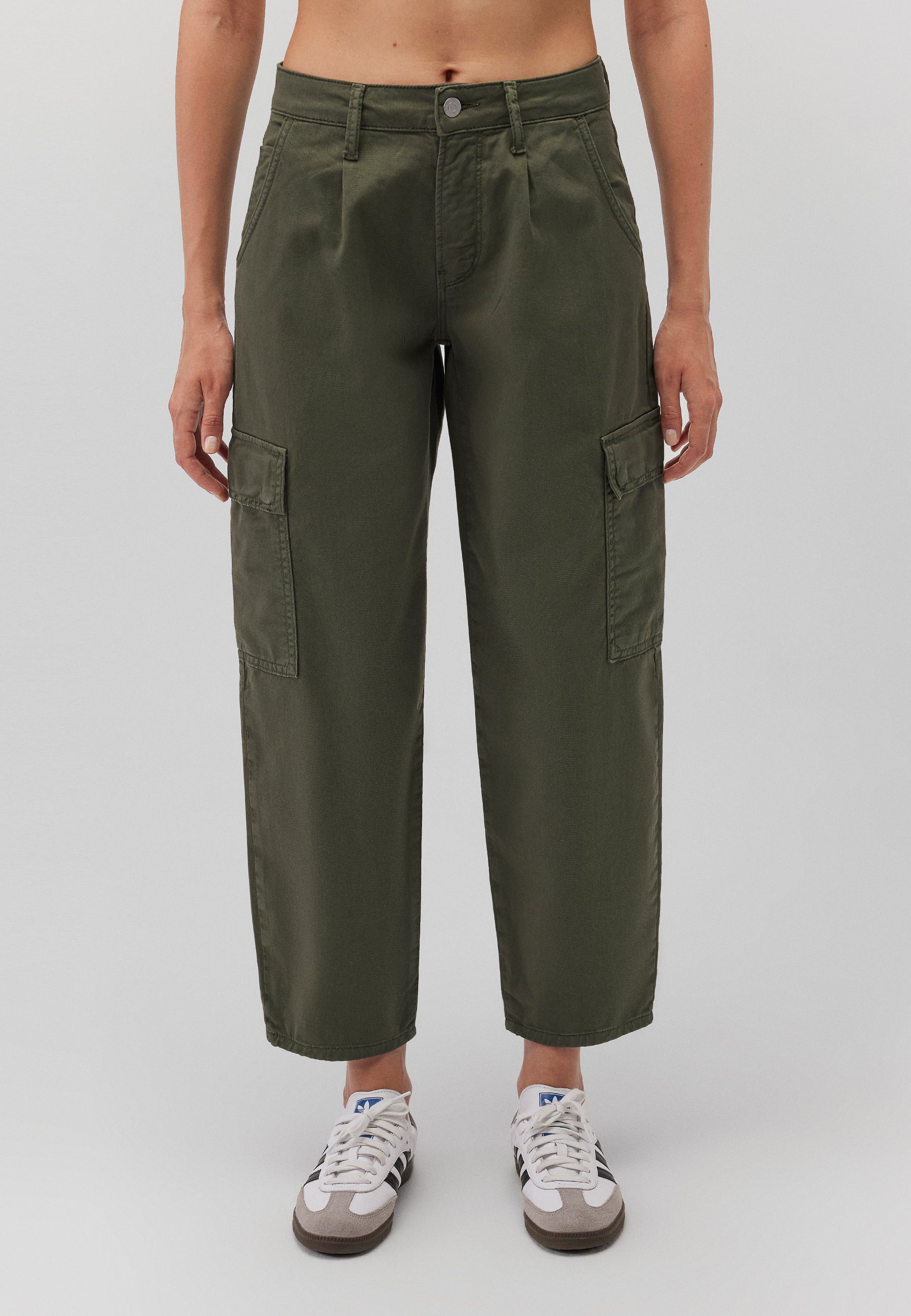 Jacy in beetle twill pants Mavi   