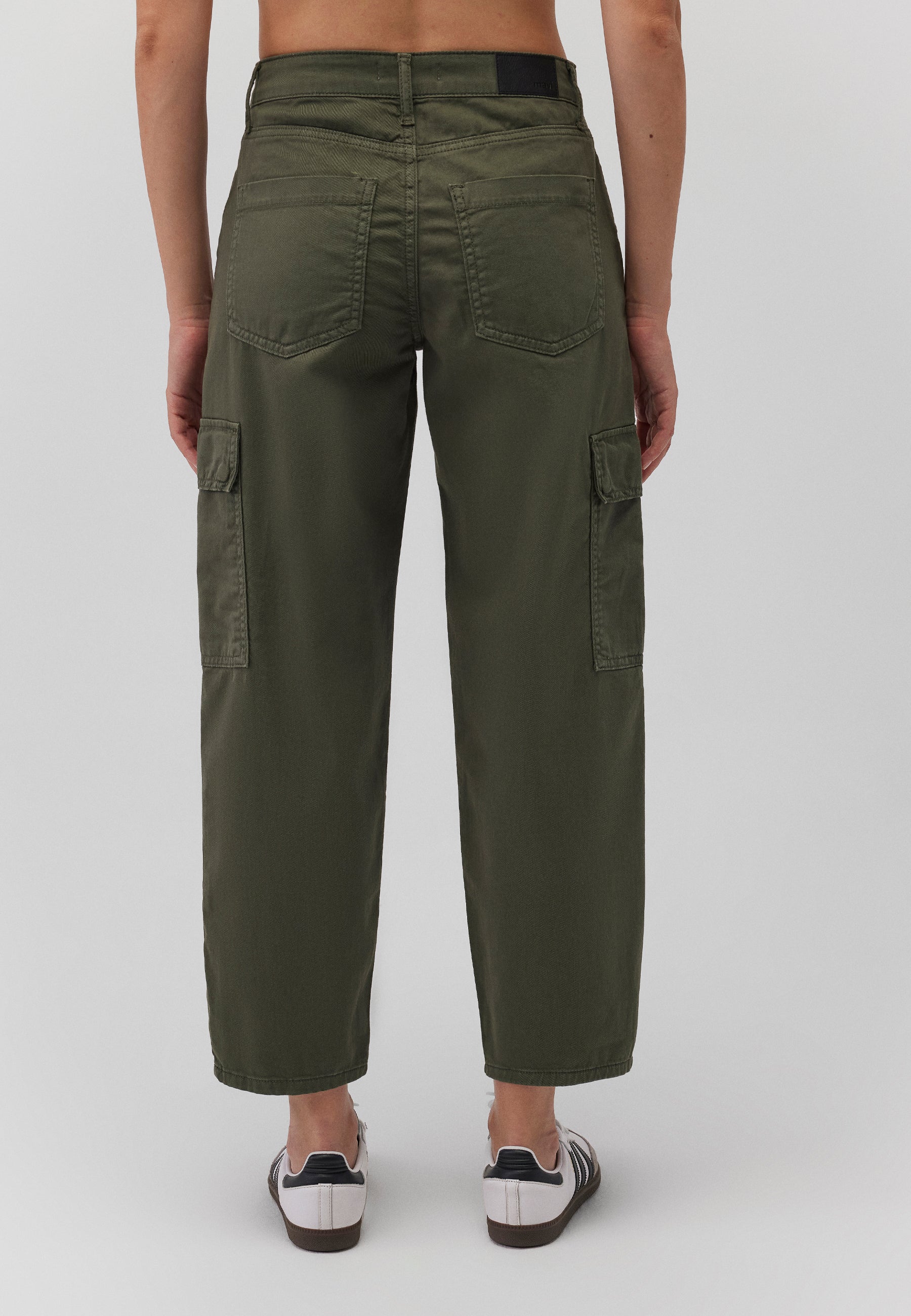 Jacy in beetle twill pants Mavi   