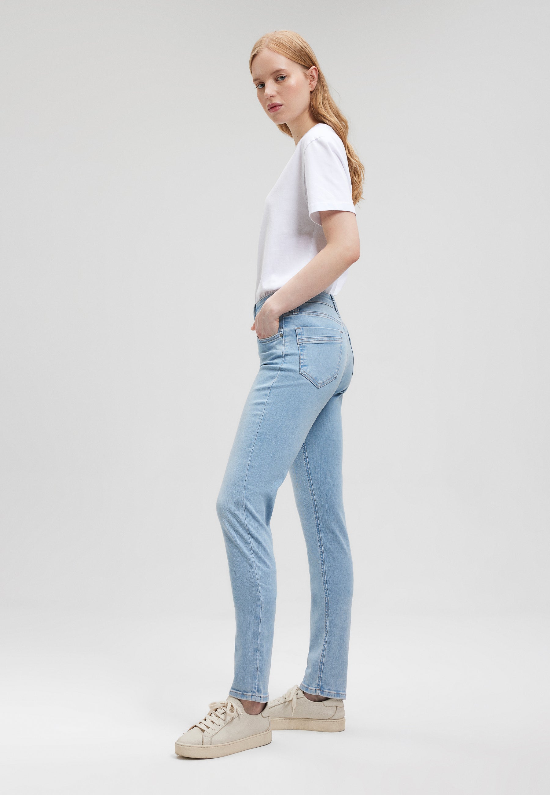 Sophie in Lt Str Jeans Mavi   