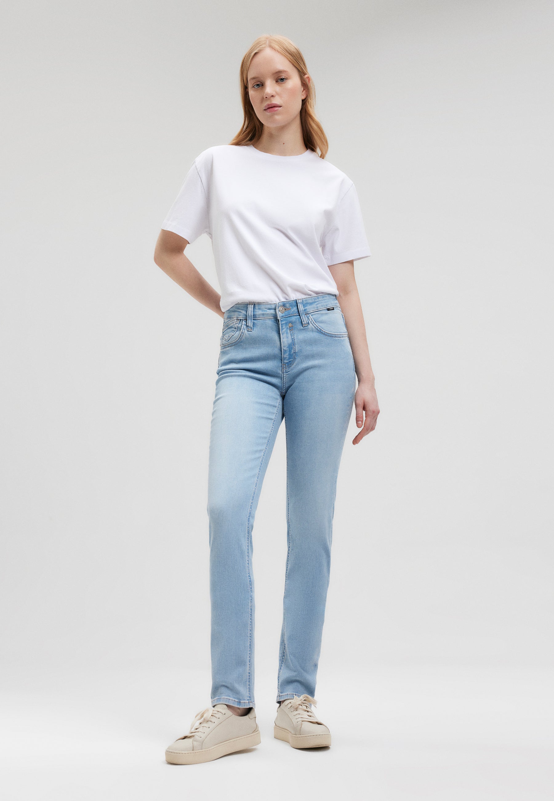 Sophie in Lt Str Jeans Mavi   