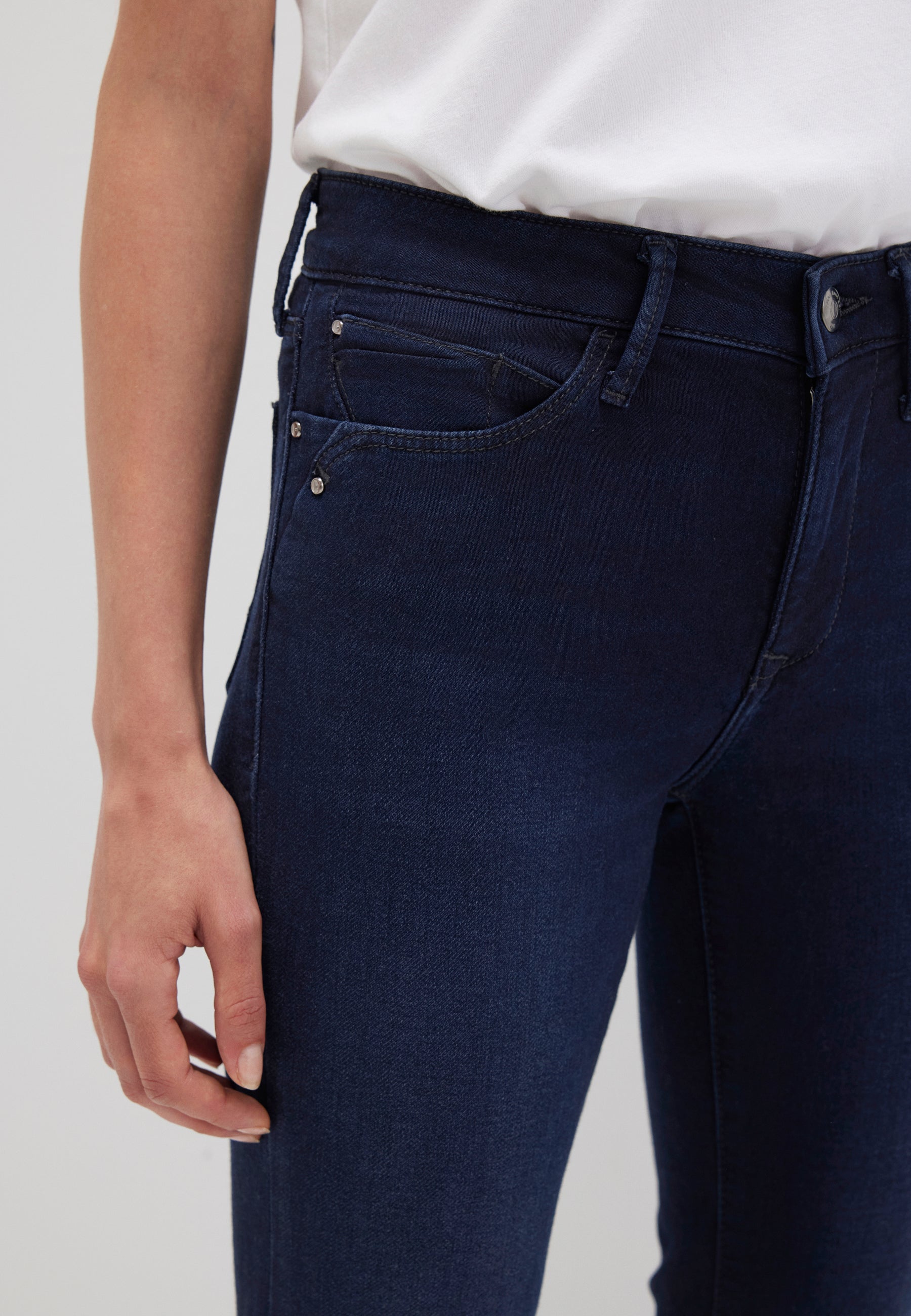 Sophie in Ink Uptown Sporty Jeans Mavi