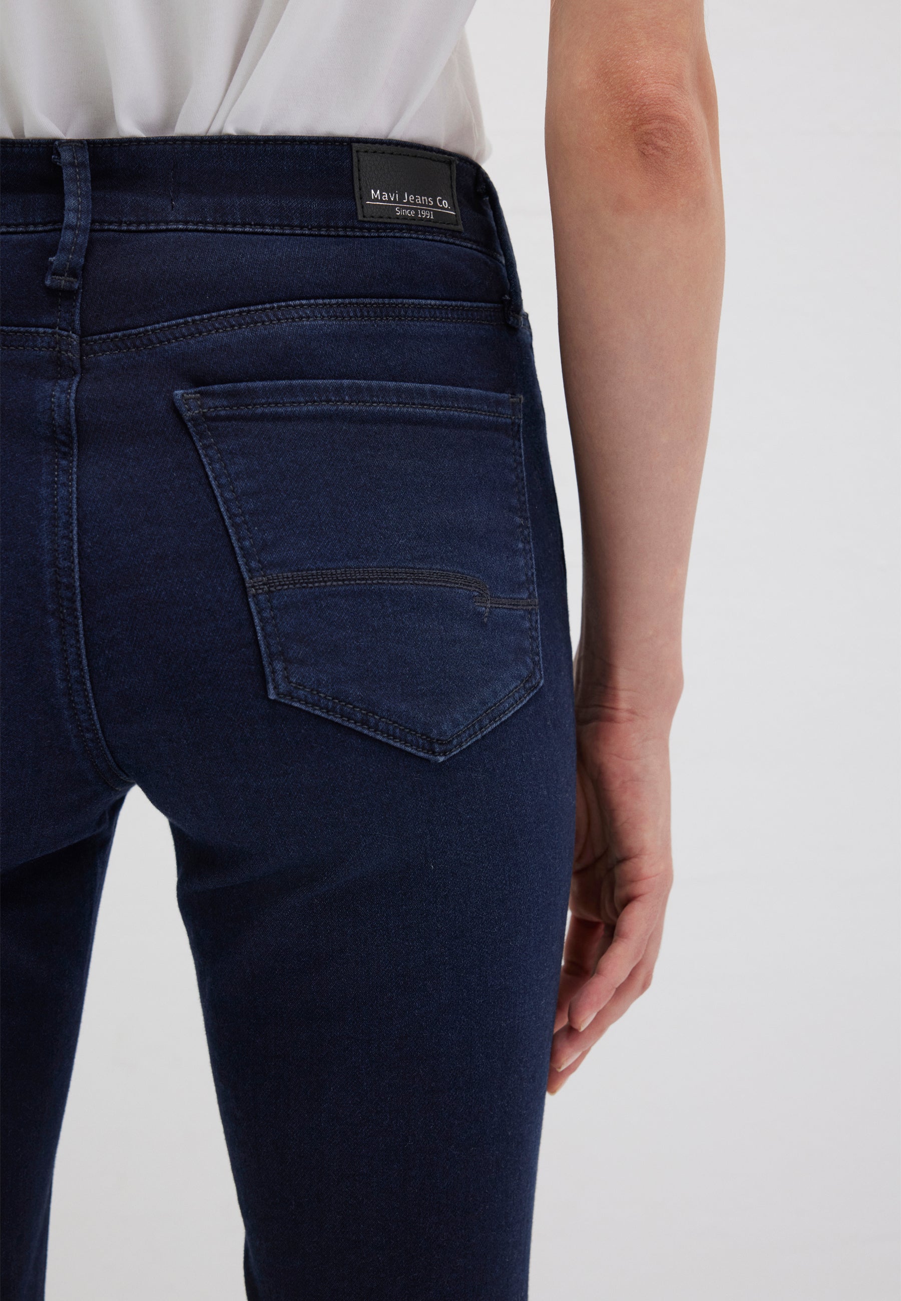 Sophie in Ink Uptown Sporty Jeans Mavi