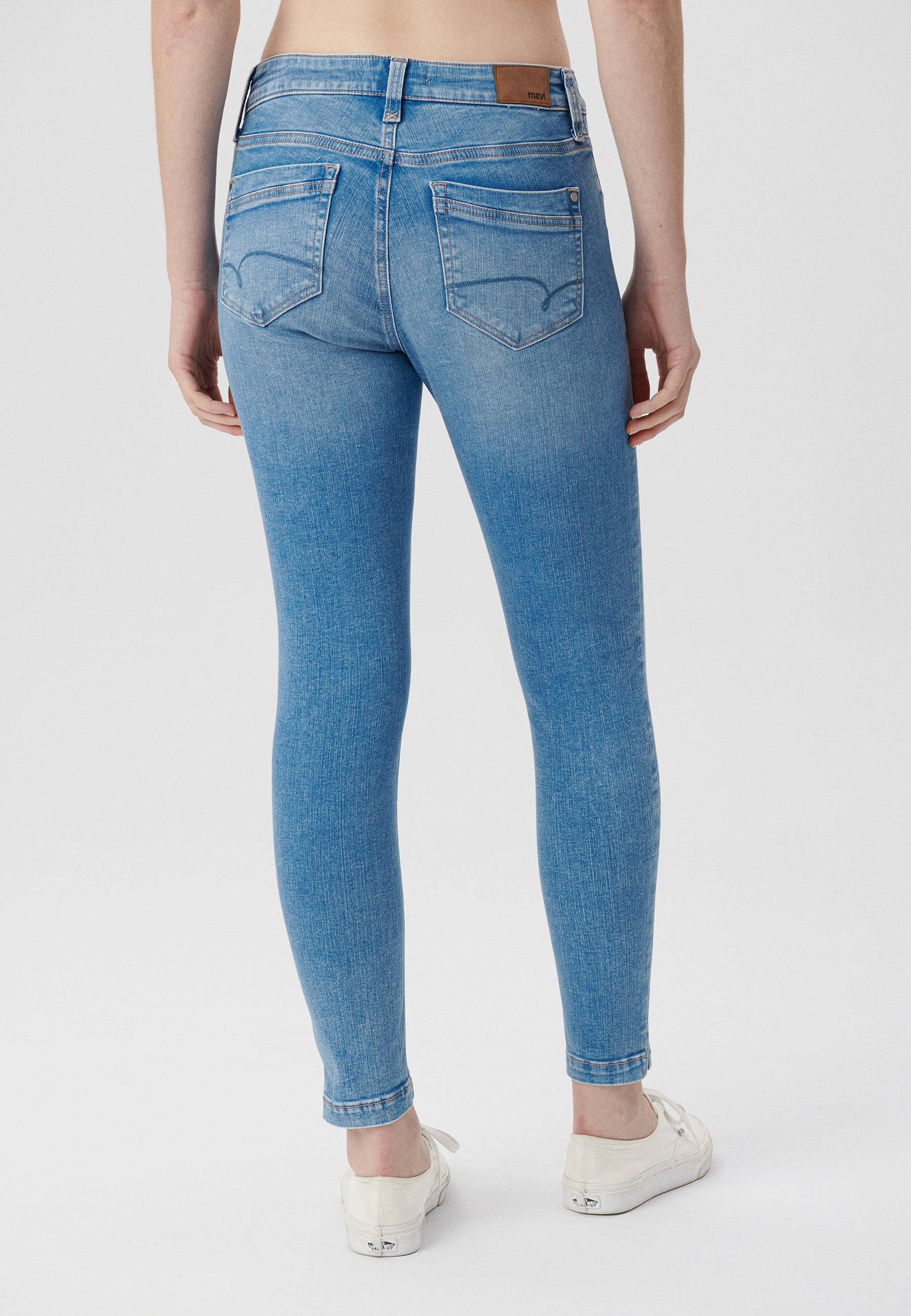 Adriana in Mid Aqua Blue Str Jeans Mavi   