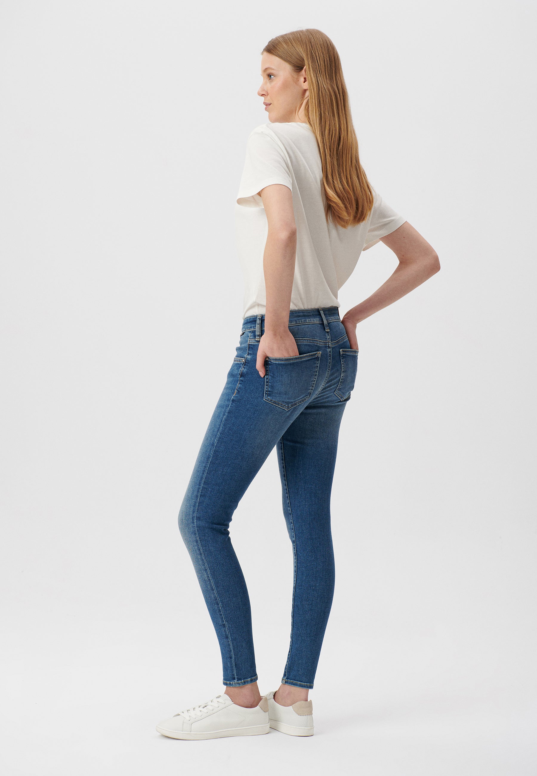 Adriana in Dark Everyday Jeans Mavi   