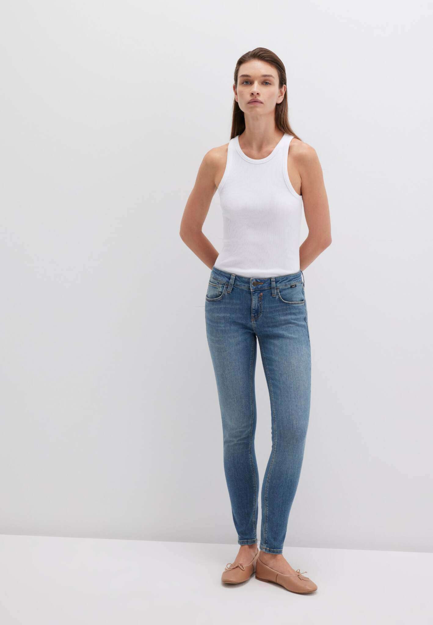 Adriana in Deep Shaded Str Jeans Mavi