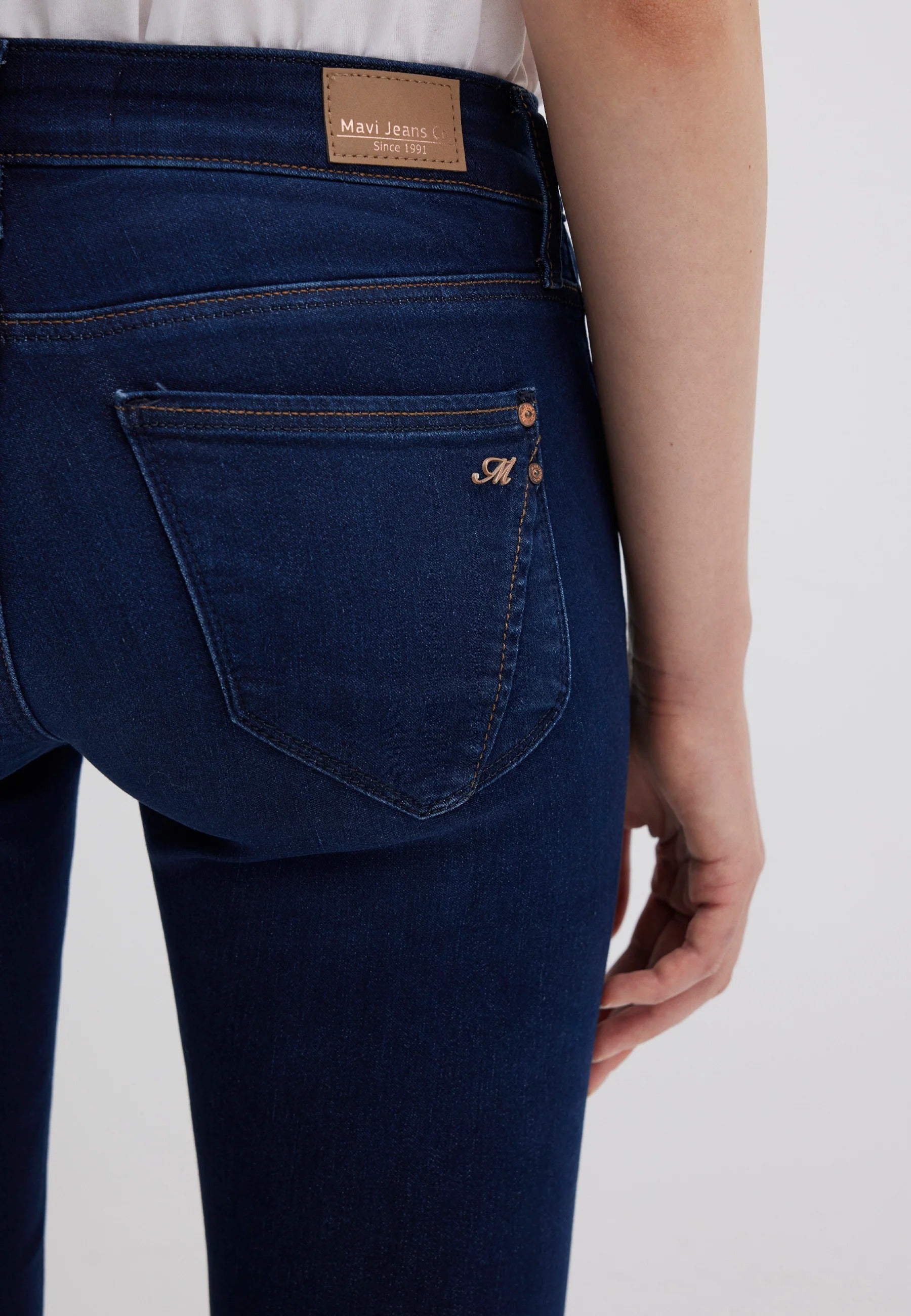 Lexy in Deep Sateen Glam Jeans Mavi