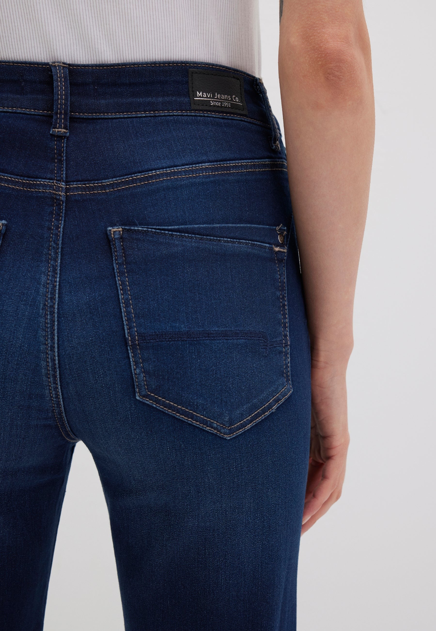 Kendra in Deep Uptown Str Jeans Mavi
