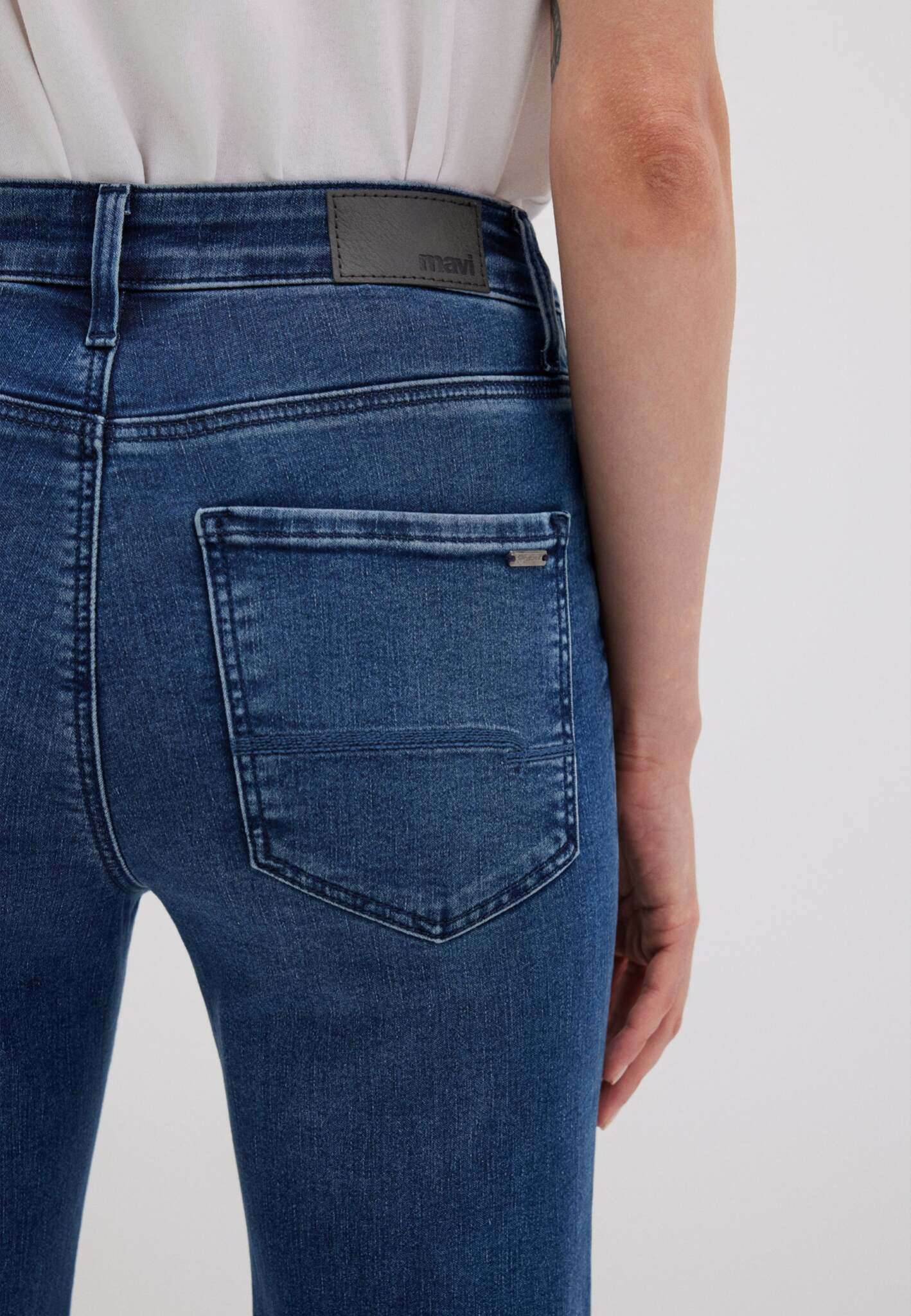 Kendra in Indigo Blue Sateen Str Jeans Mavi