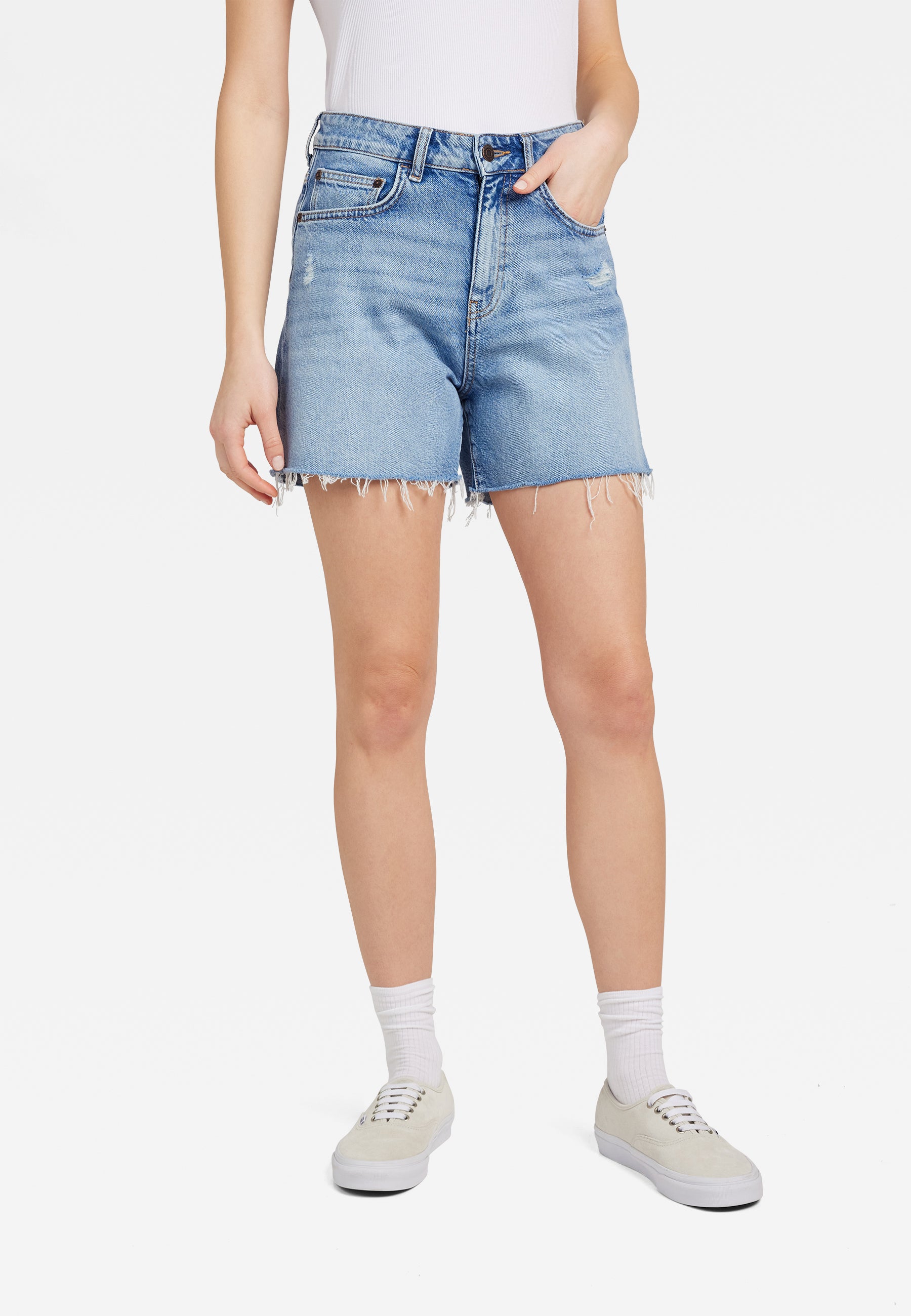 Millie in mid shaded 90S denim shorts Mavi   