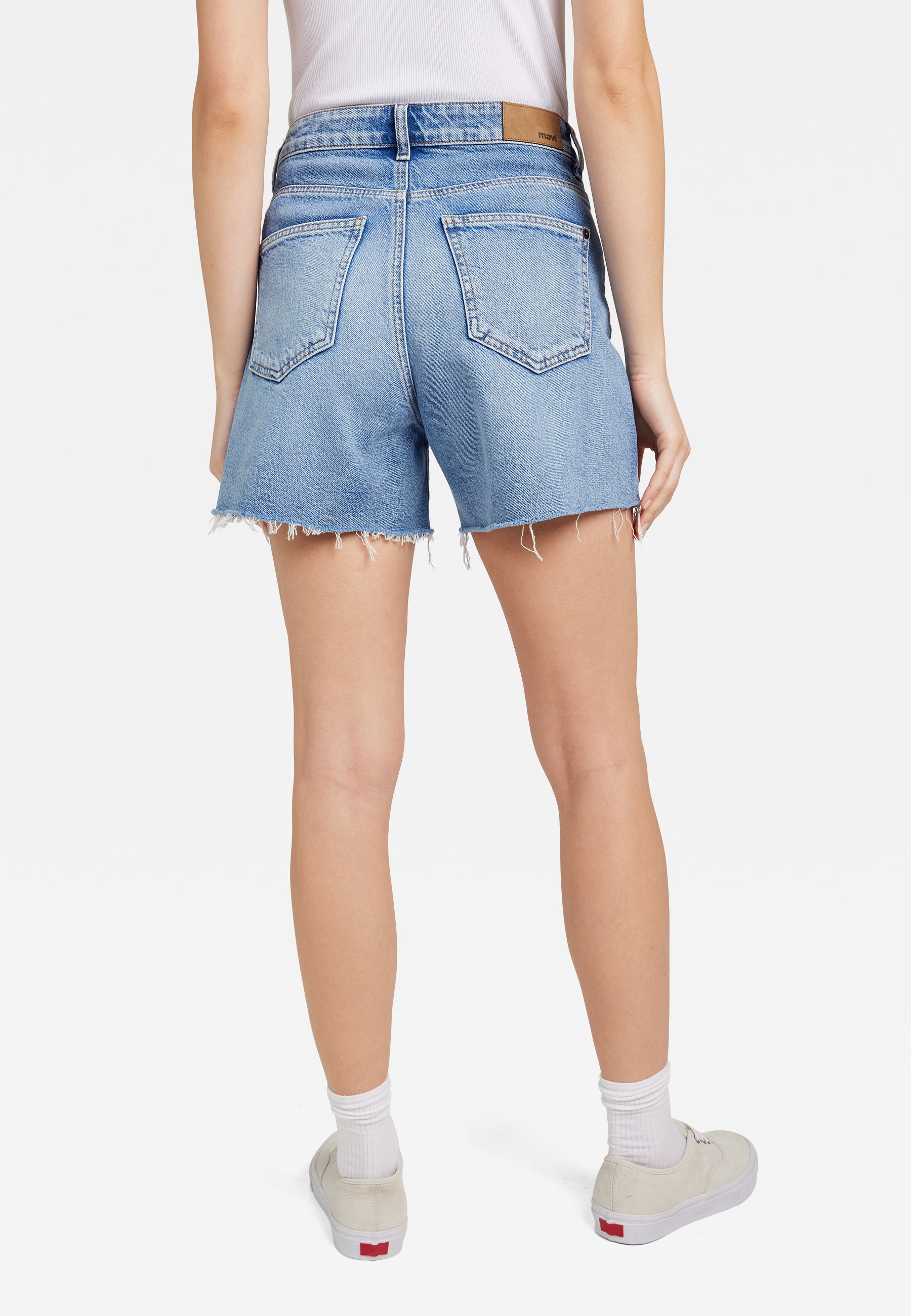 Millie in mid shaded 90S denim shorts Mavi   