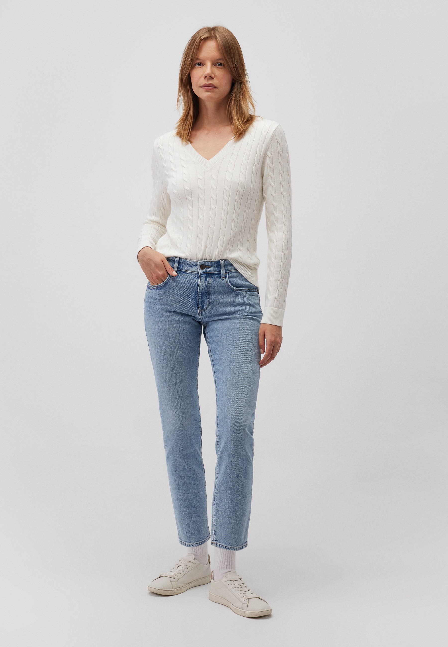 V-Neck Sweater in Antique White Sweater Mavi   