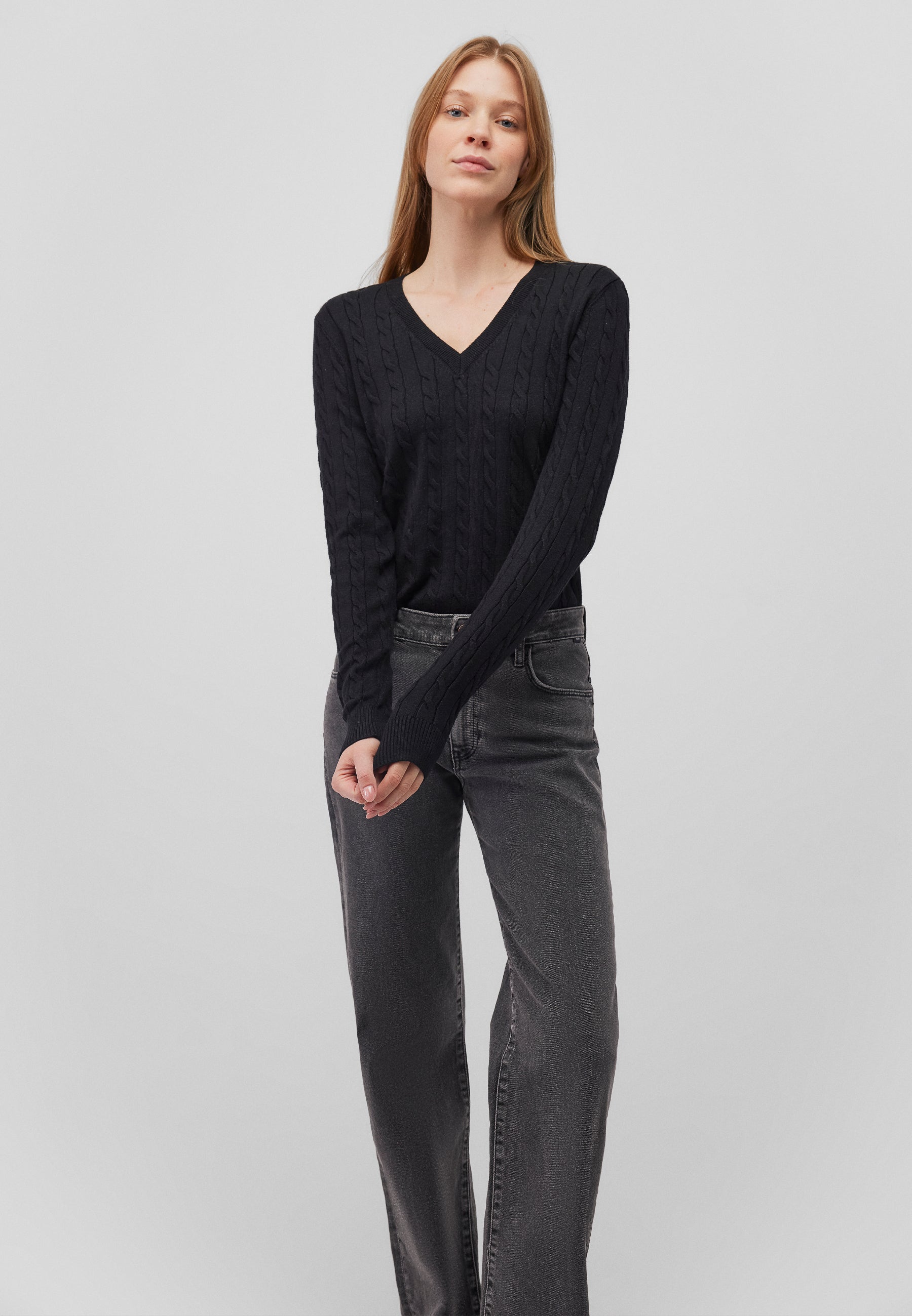 V-Neck Sweater in Black Sweater Mavi   