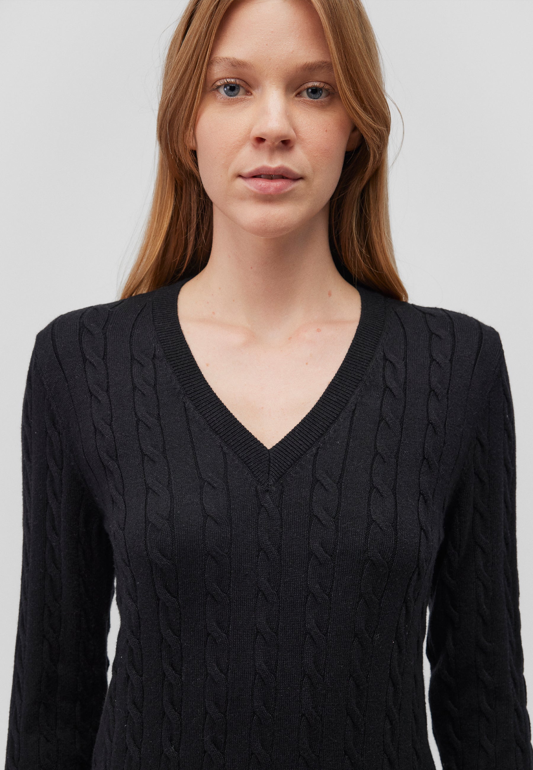 V-Neck Sweater in Black Sweater Mavi   