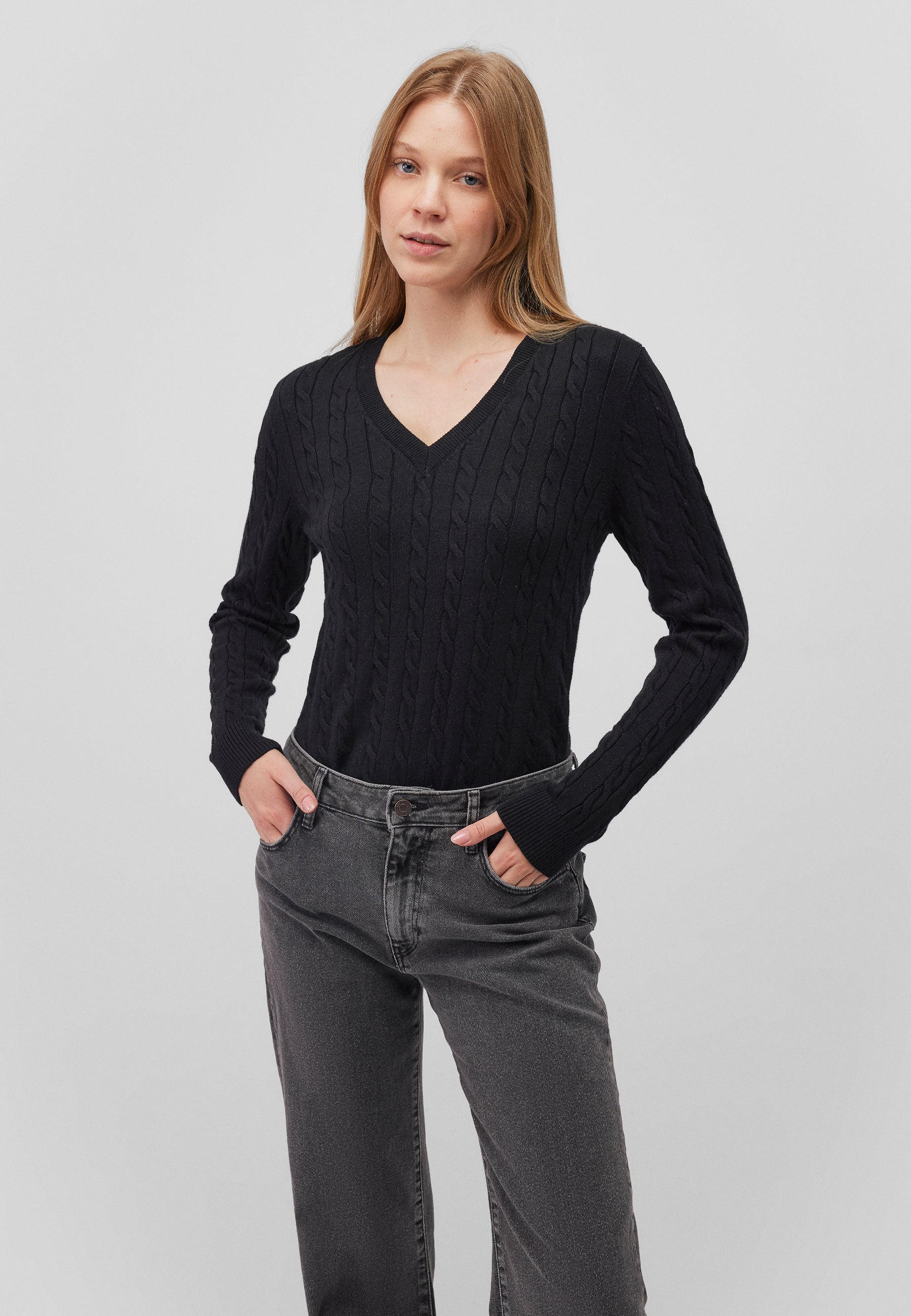 V-Neck Sweater in Black Sweater Mavi   