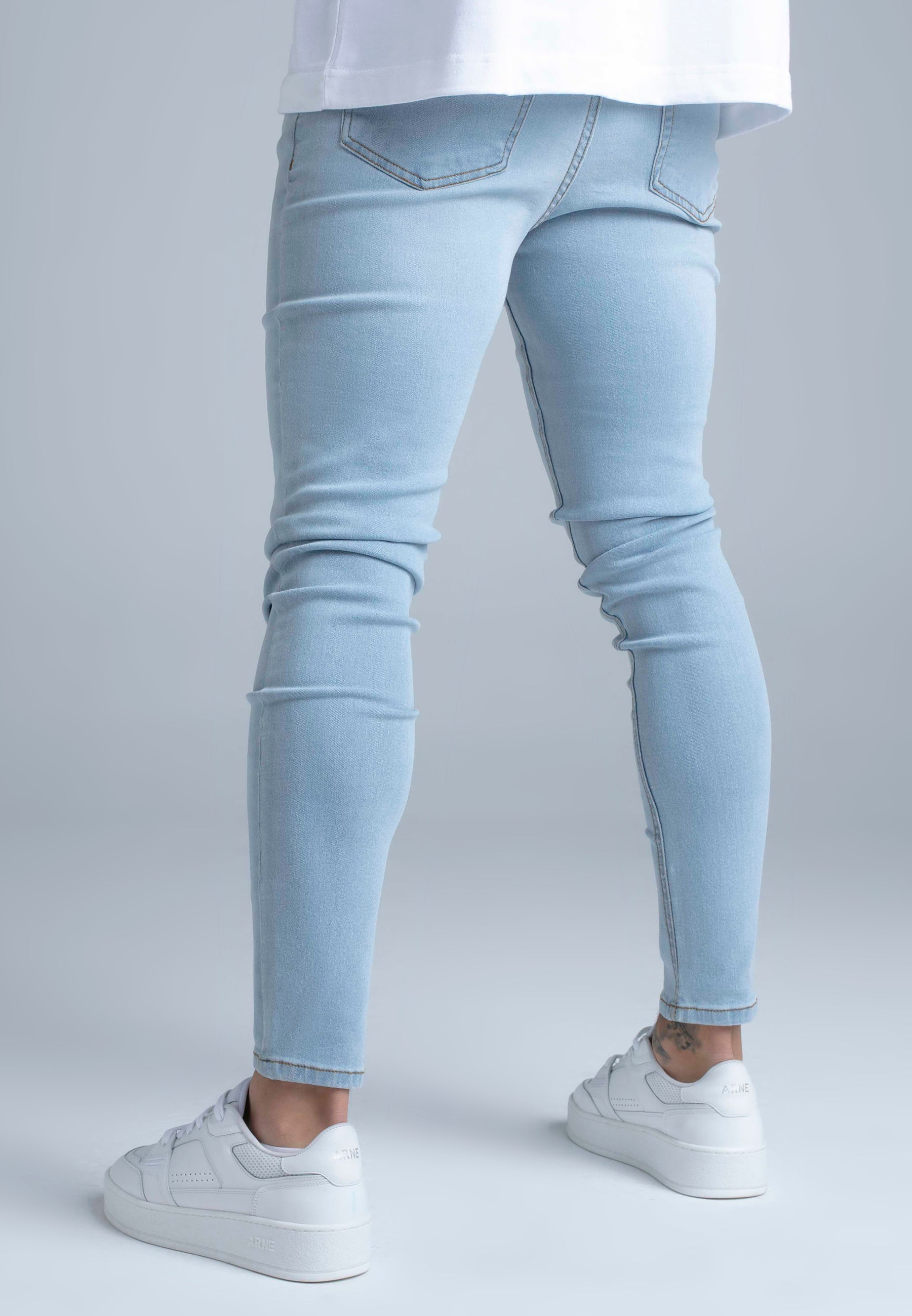 Skinny jeans in washed light blue